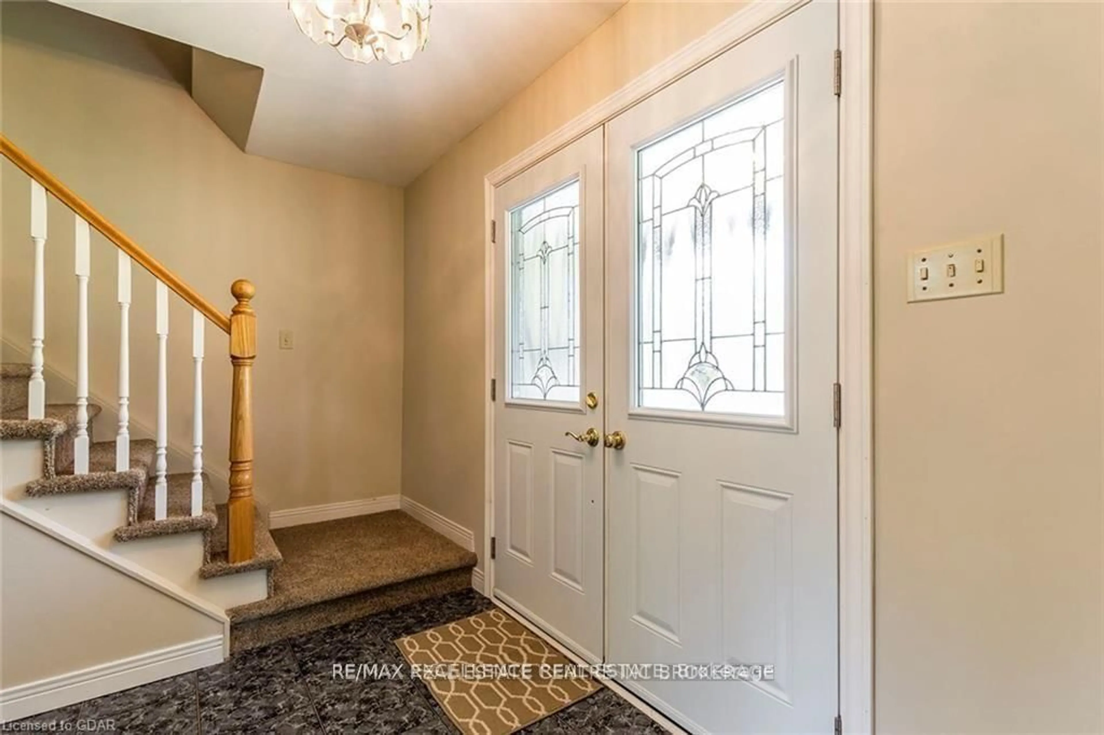 Indoor entryway for 14 Renfrew Pl, Guelph Ontario N1G 2Z5
