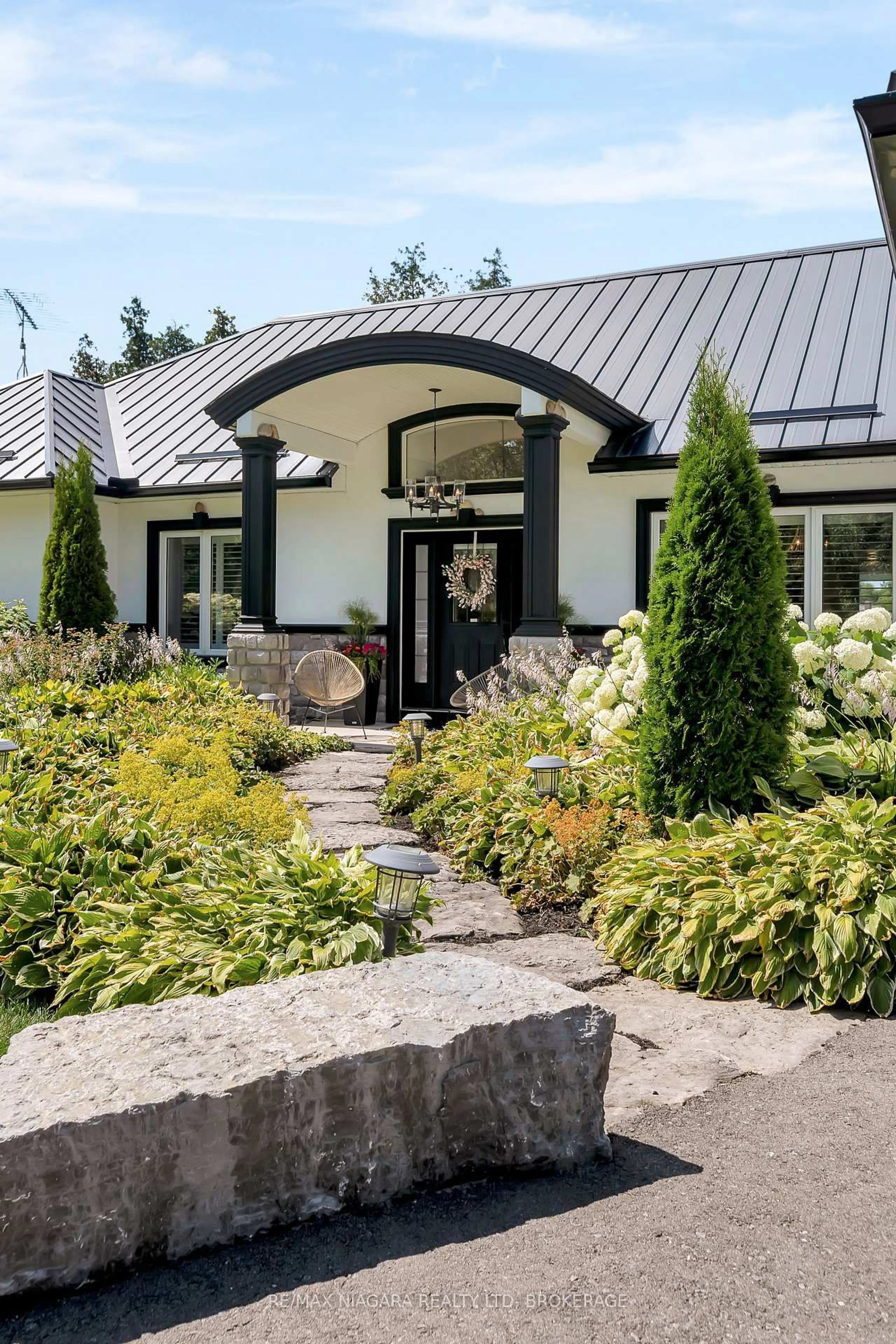 Indoor entryway for 82 C CENTENNIAL Lane, Trent Hills Ontario K0L 1Z0