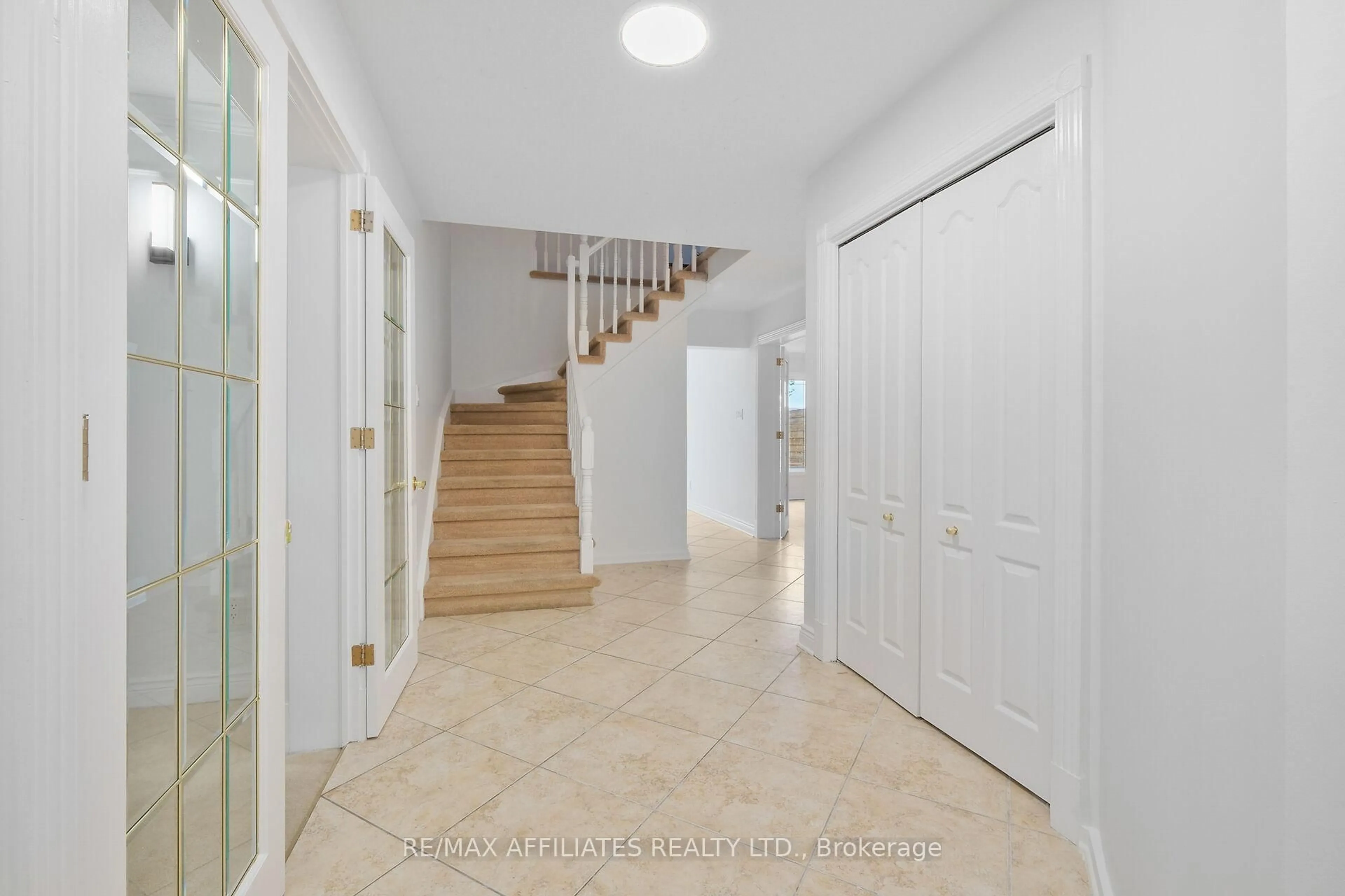 Indoor foyer for 6557 Morningview St, Orleans Ontario K1C 7H1