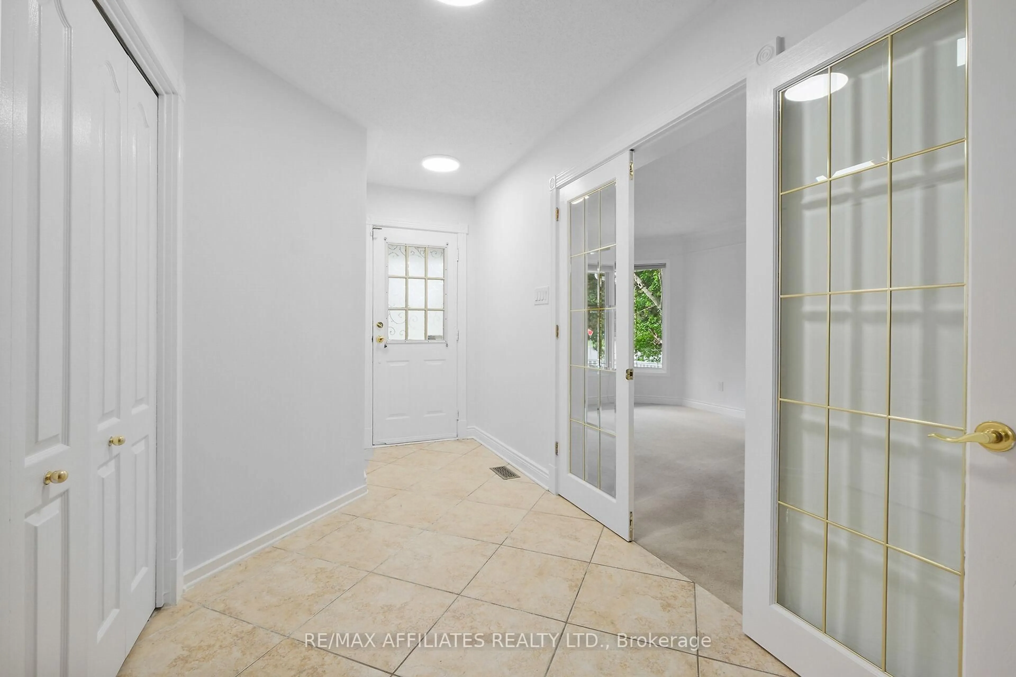 Indoor foyer for 6557 Morningview St, Orleans Ontario K1C 7H1