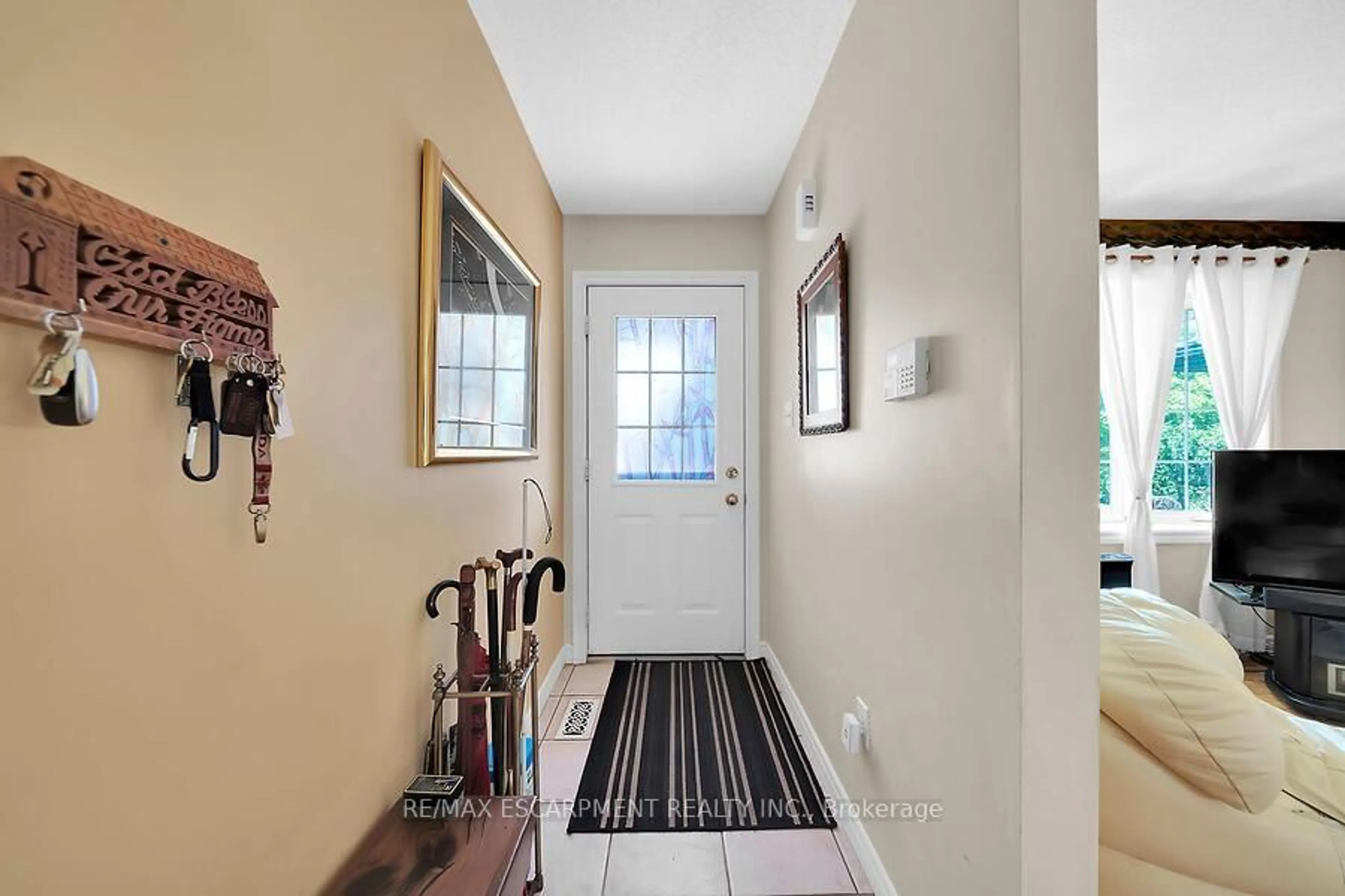Indoor entryway for 53 Castlebury Dr, Guelph Ontario N1K 1X2