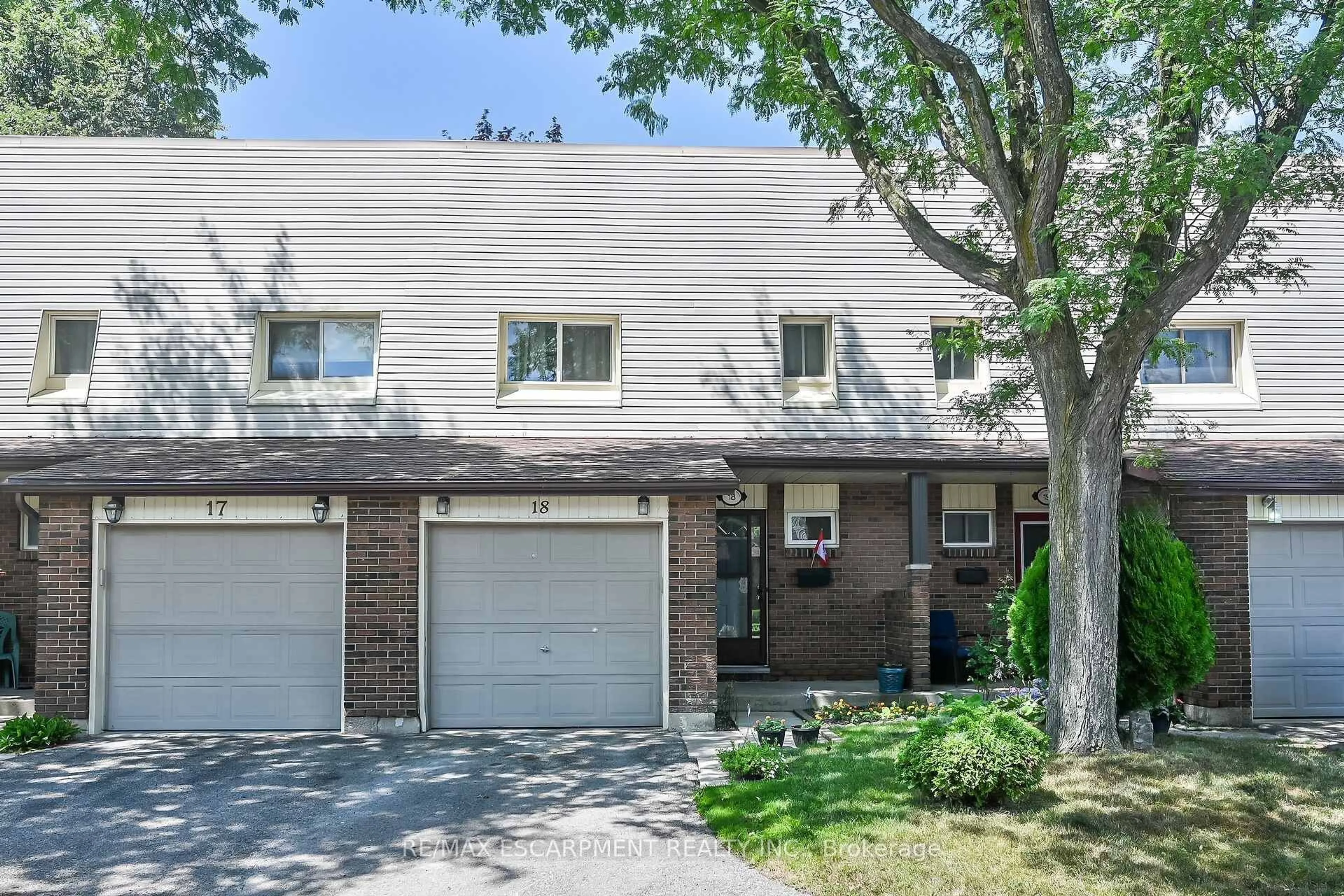 Home with brick exterior material, street for 1460 Garth St #18, Hamilton Ontario L9B 1R6