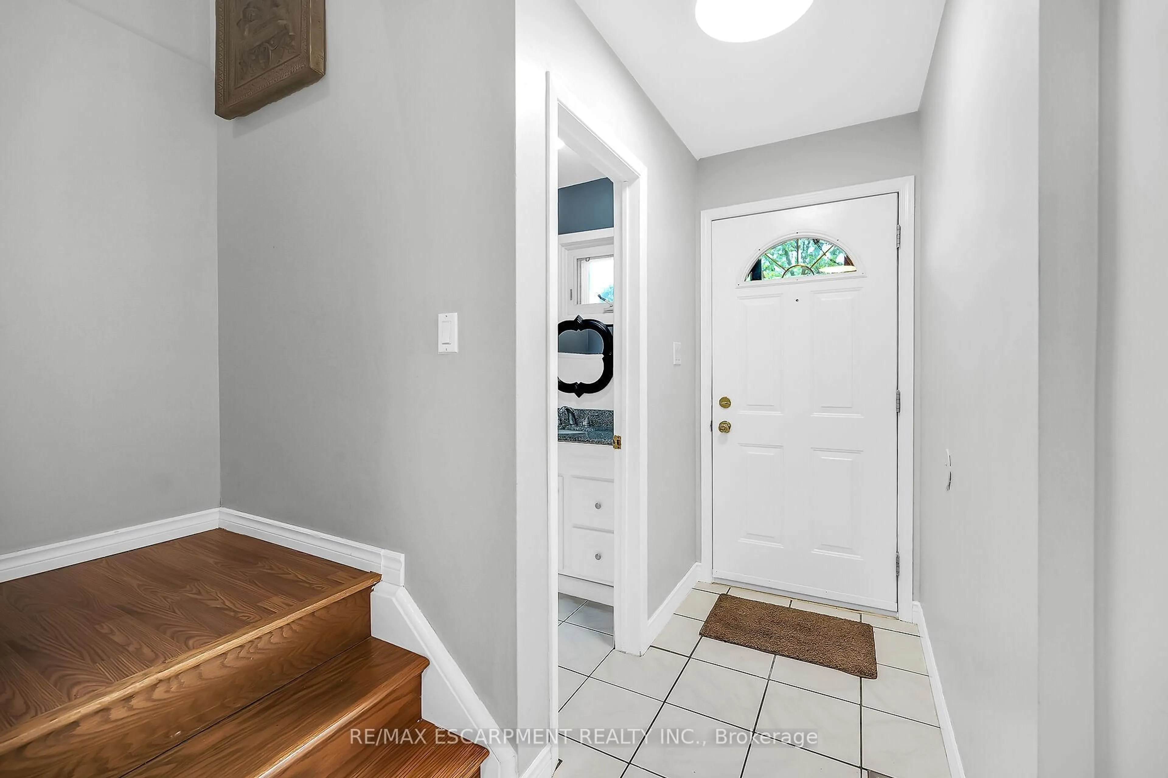 Indoor entryway for 1460 Garth St #18, Hamilton Ontario L9B 1R6