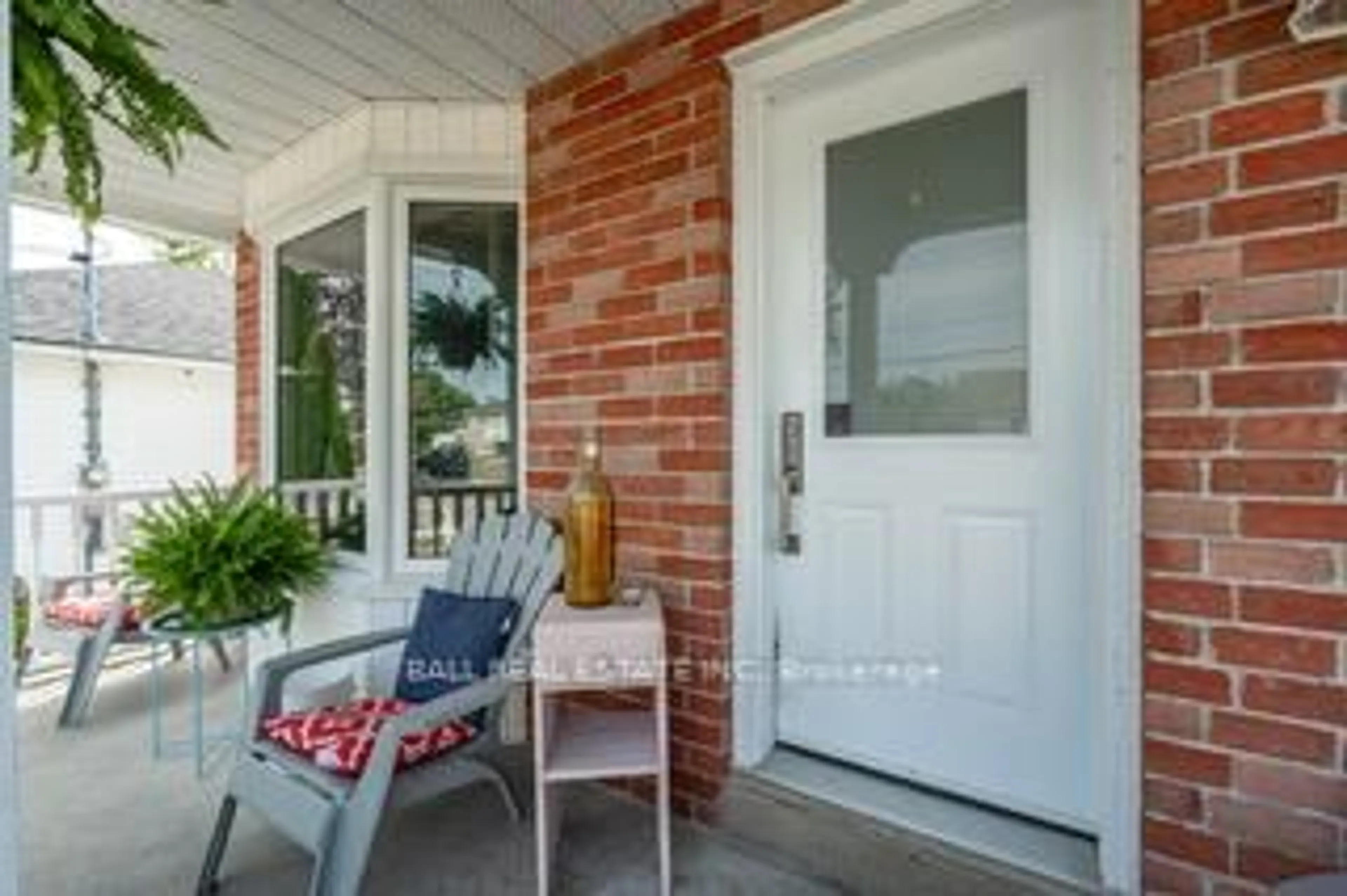Indoor entryway for 32 Champlain Blvd, Kawartha Lakes Ontario K9V 4R1