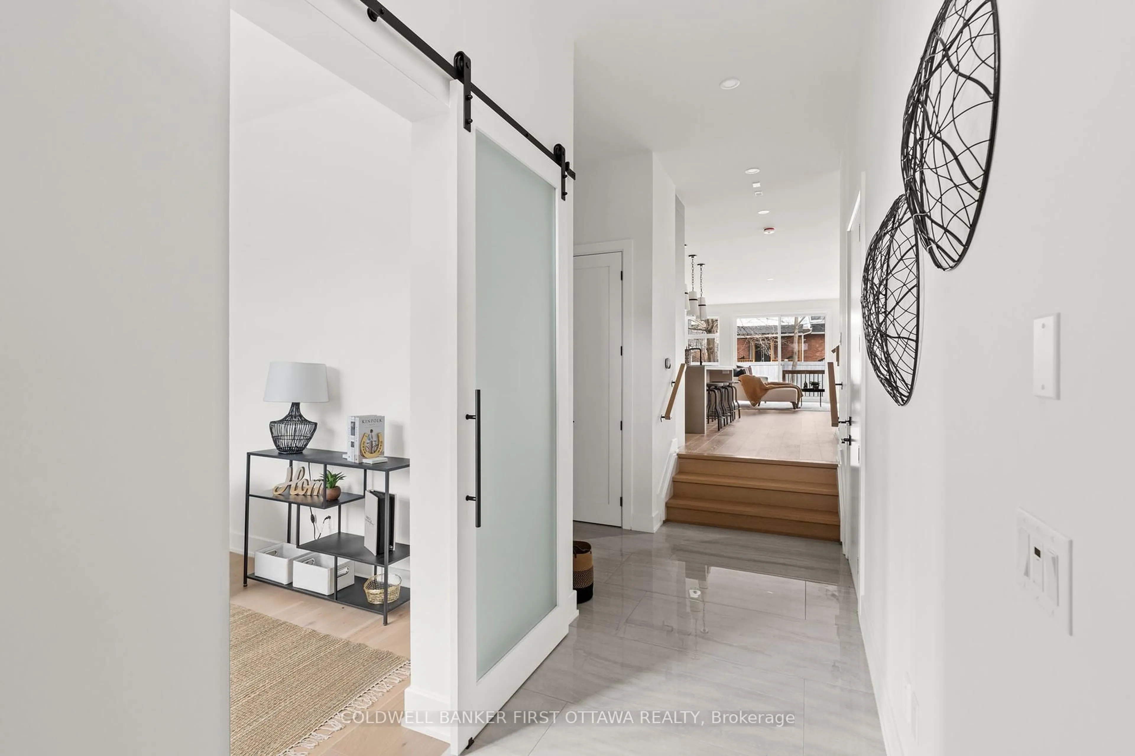 Indoor entryway for 509 EDISON Ave, Ottawa Ontario K2A 1V3
