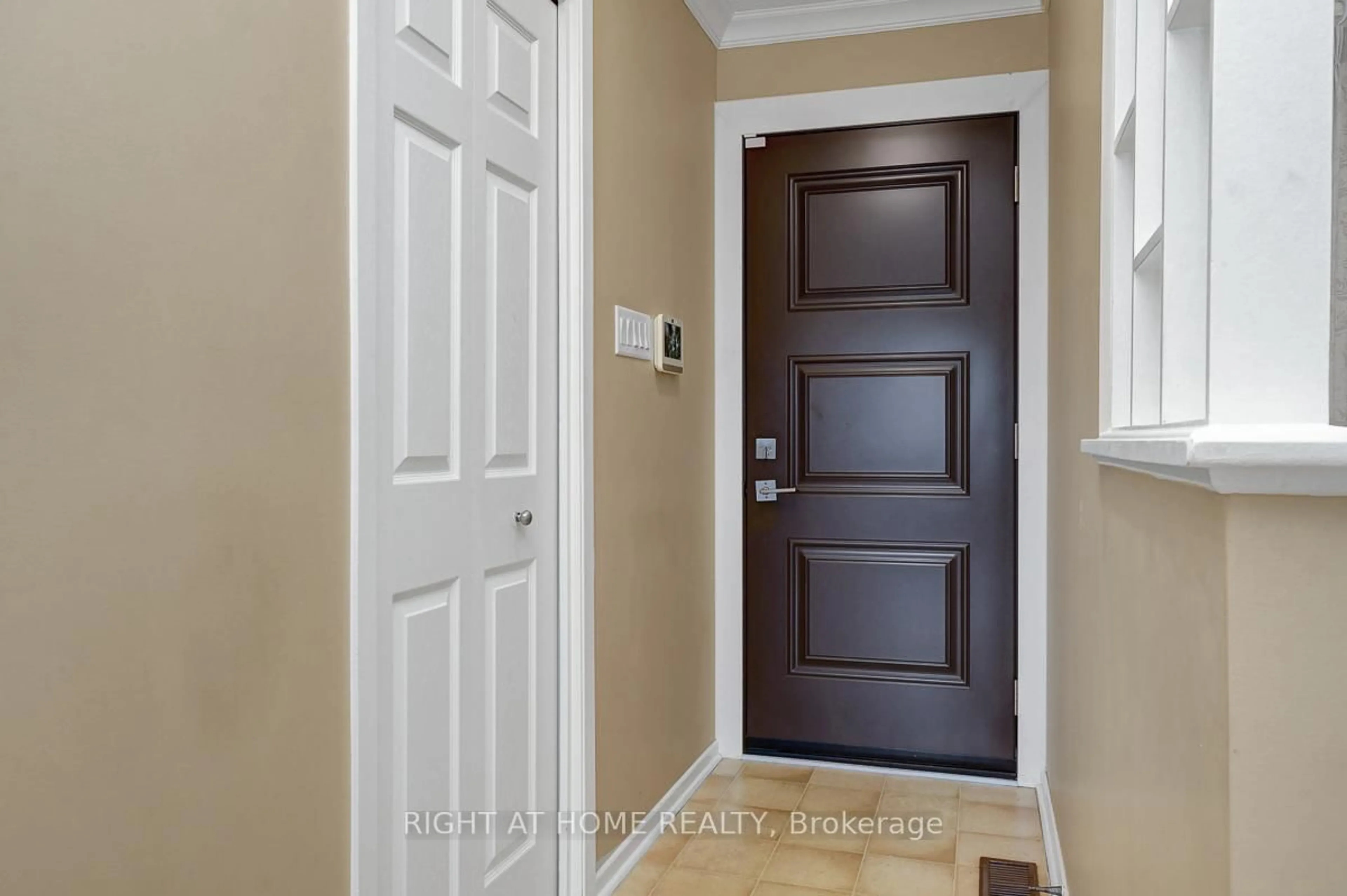 Indoor entryway for 18 Courtney Rd, Ottawa Ontario K2L 1L8
