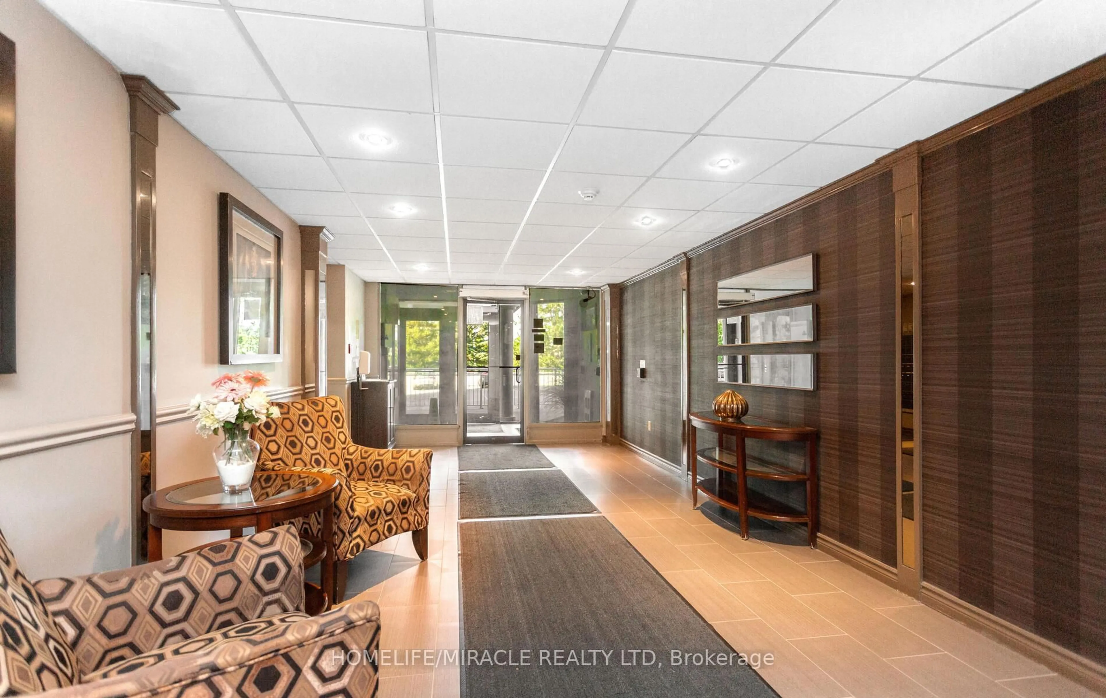 Indoor foyer for 35 Green Valley Dr #1705, Kitchener Ontario N2P 2A5