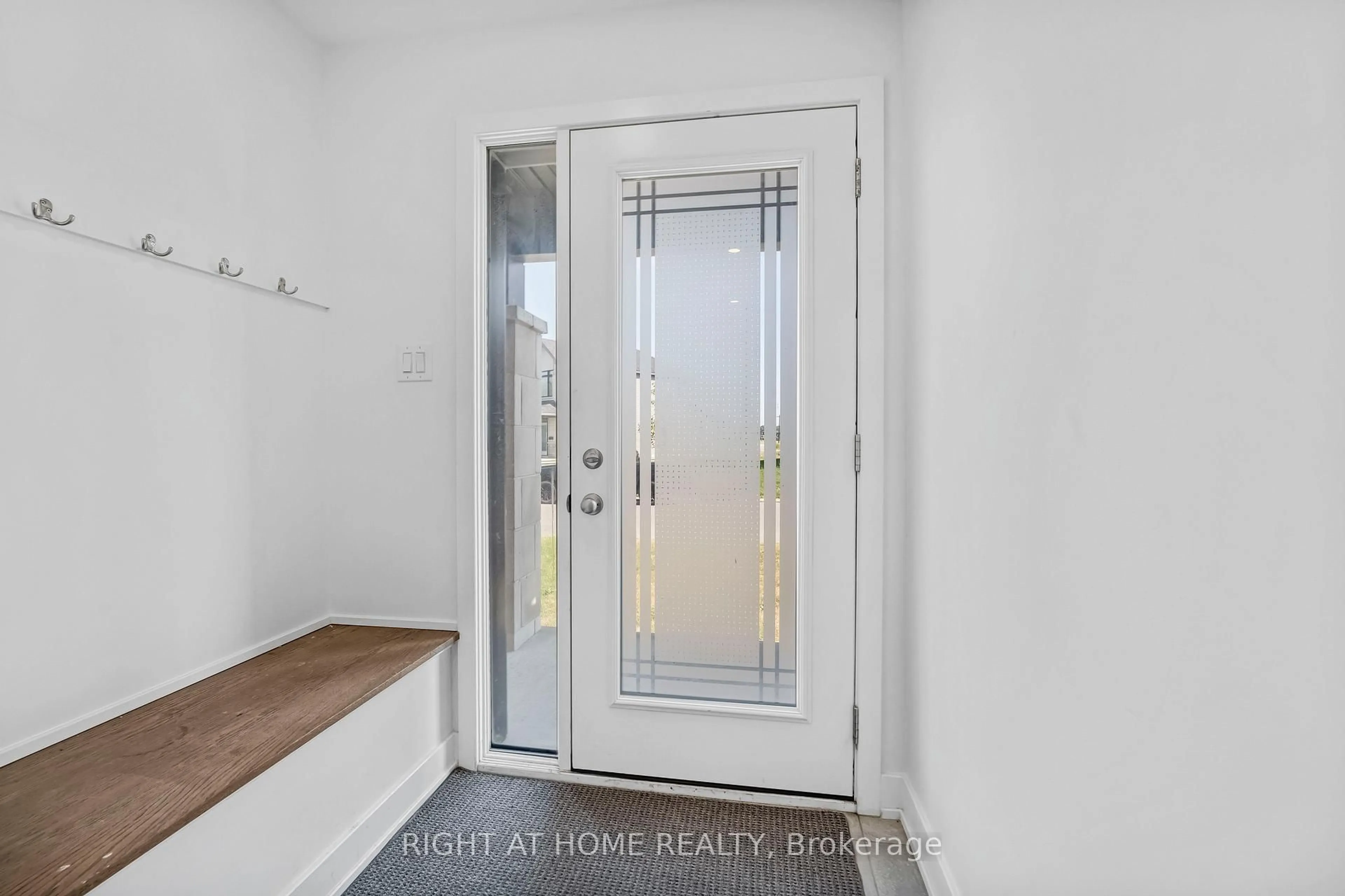Indoor entryway for 556 Tahoe Hts, Ottawa Ontario K1T 0X5