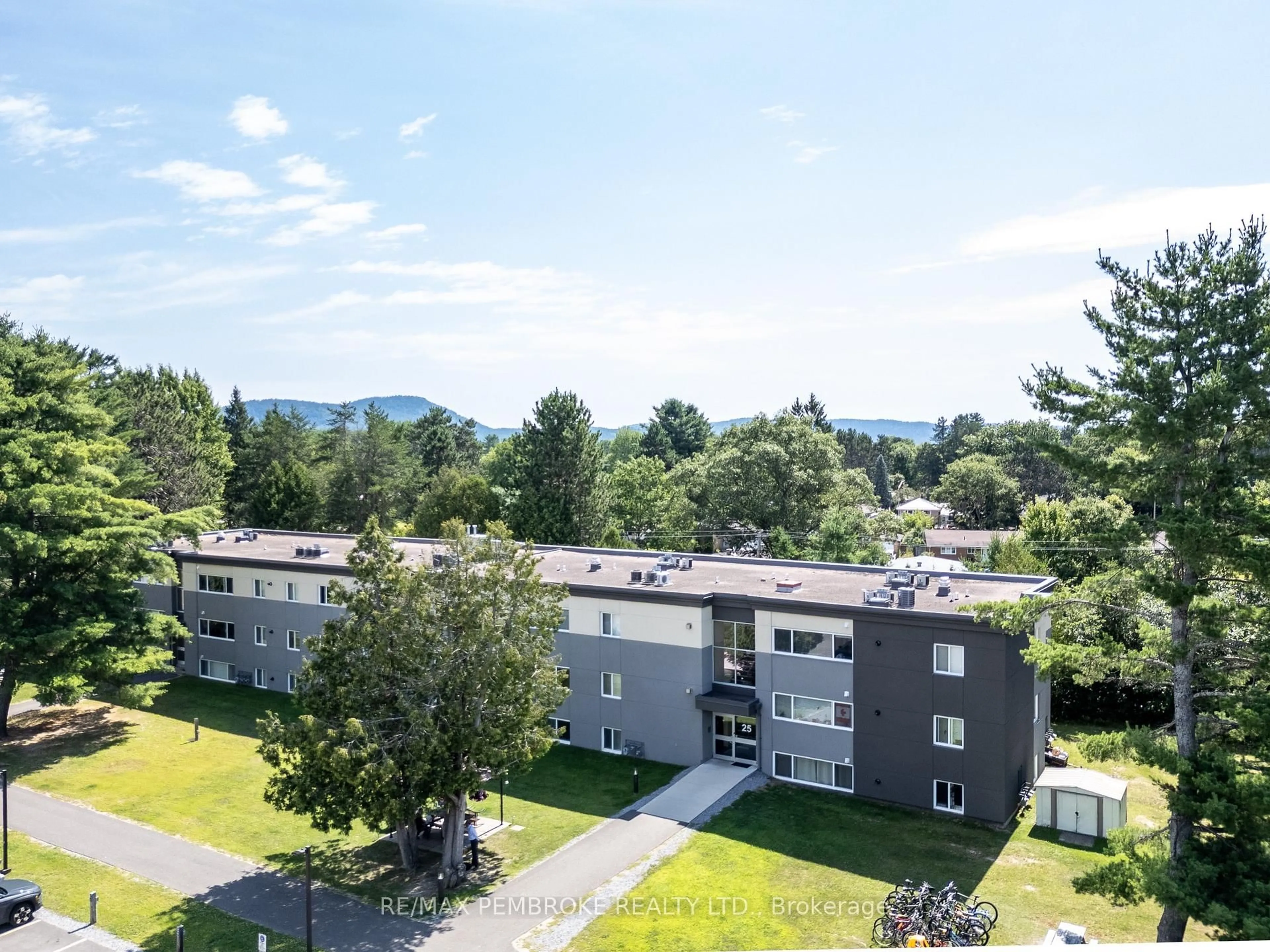 A pic from outside/outdoor area/front of a property/back of a property/a pic from drone, mountain view for 25 Tamarack St, Deep River Ontario K0J 1P0