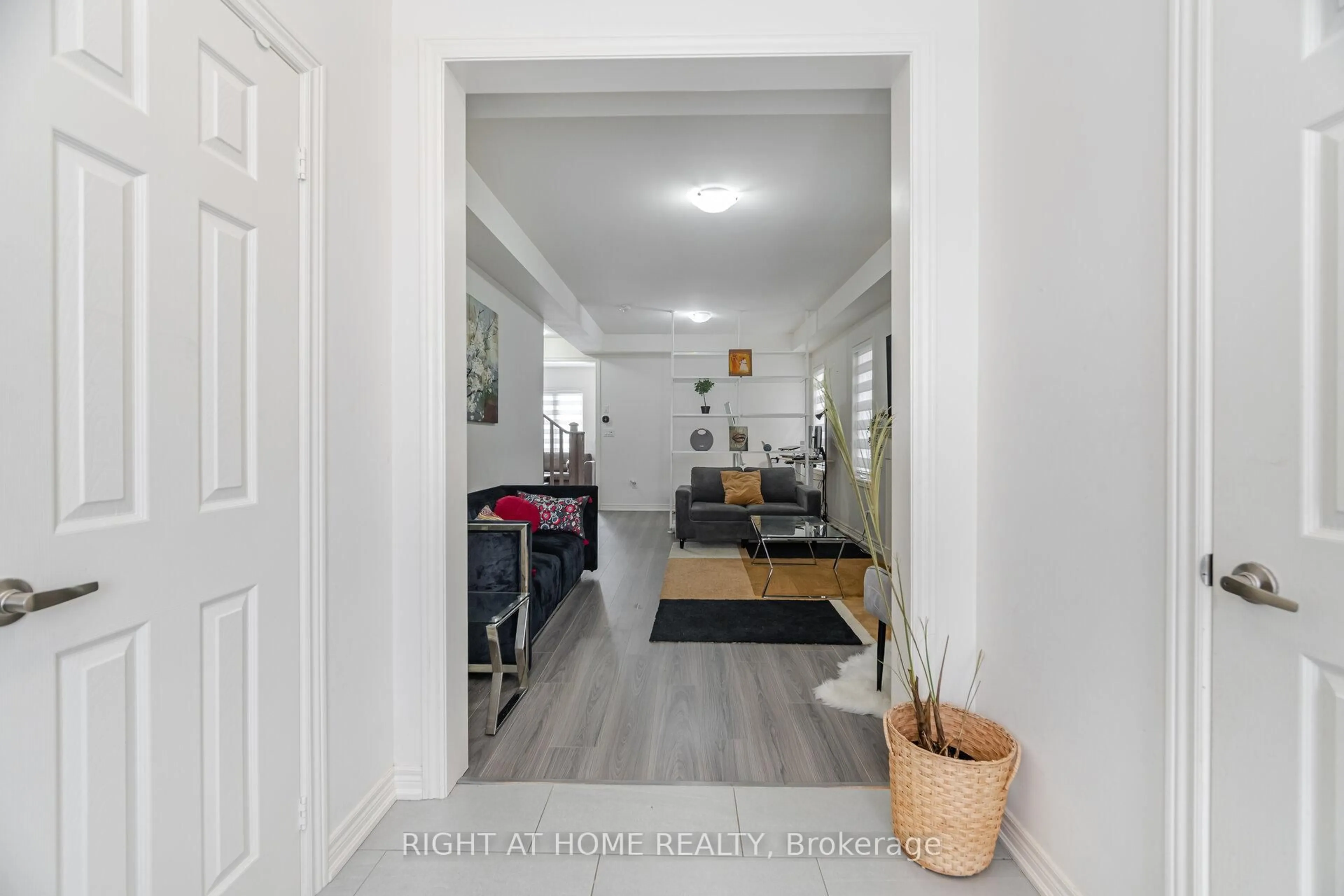 Indoor entryway for 266 Skinner Rd, Hamilton Ontario L0R 2H1