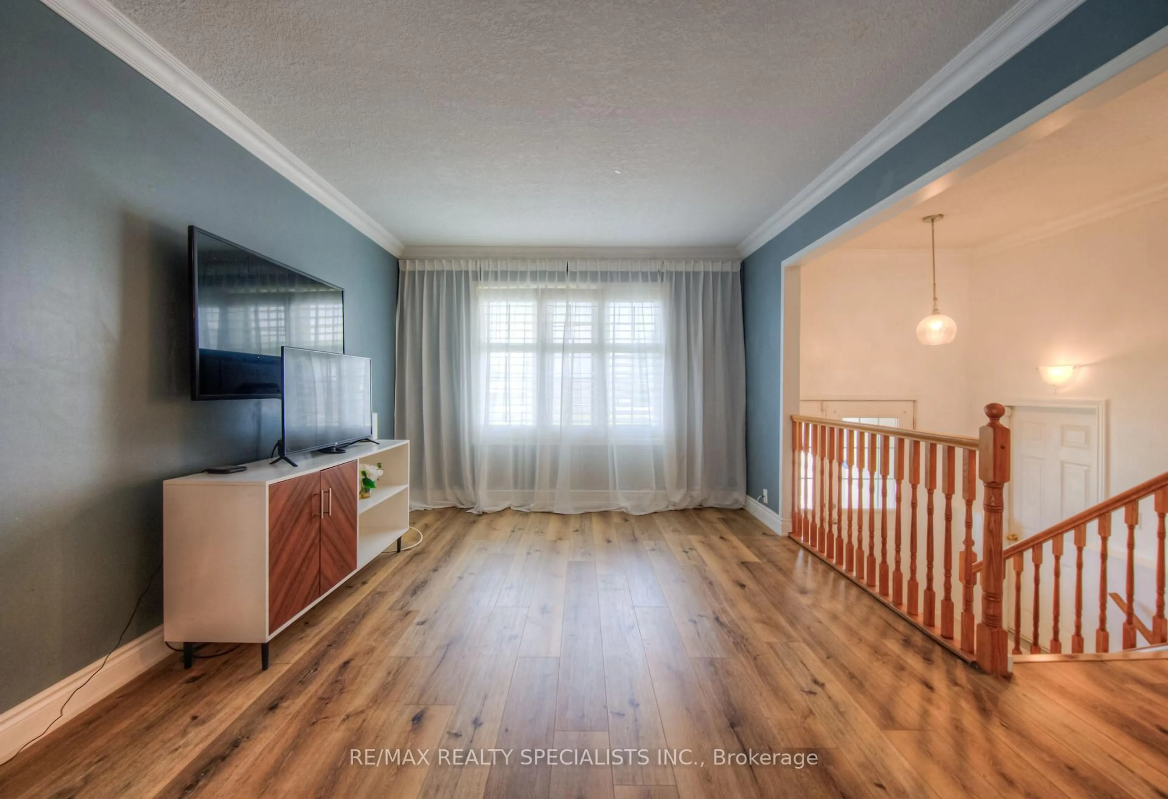 Living room with furniture, wood/laminate floor for 60 Castlewood Pl, Cambridge Ontario N1R 8K6