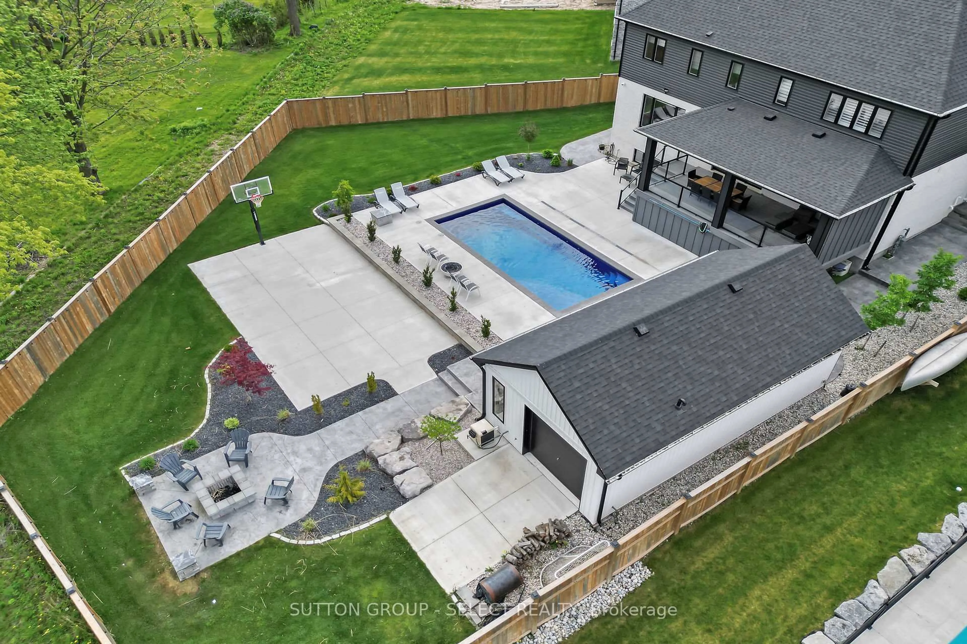 A pic from outside/outdoor area/front of a property/back of a property/a pic from drone, unknown for 48 ROYAL Cres, Southwold Ontario N5P 3T2