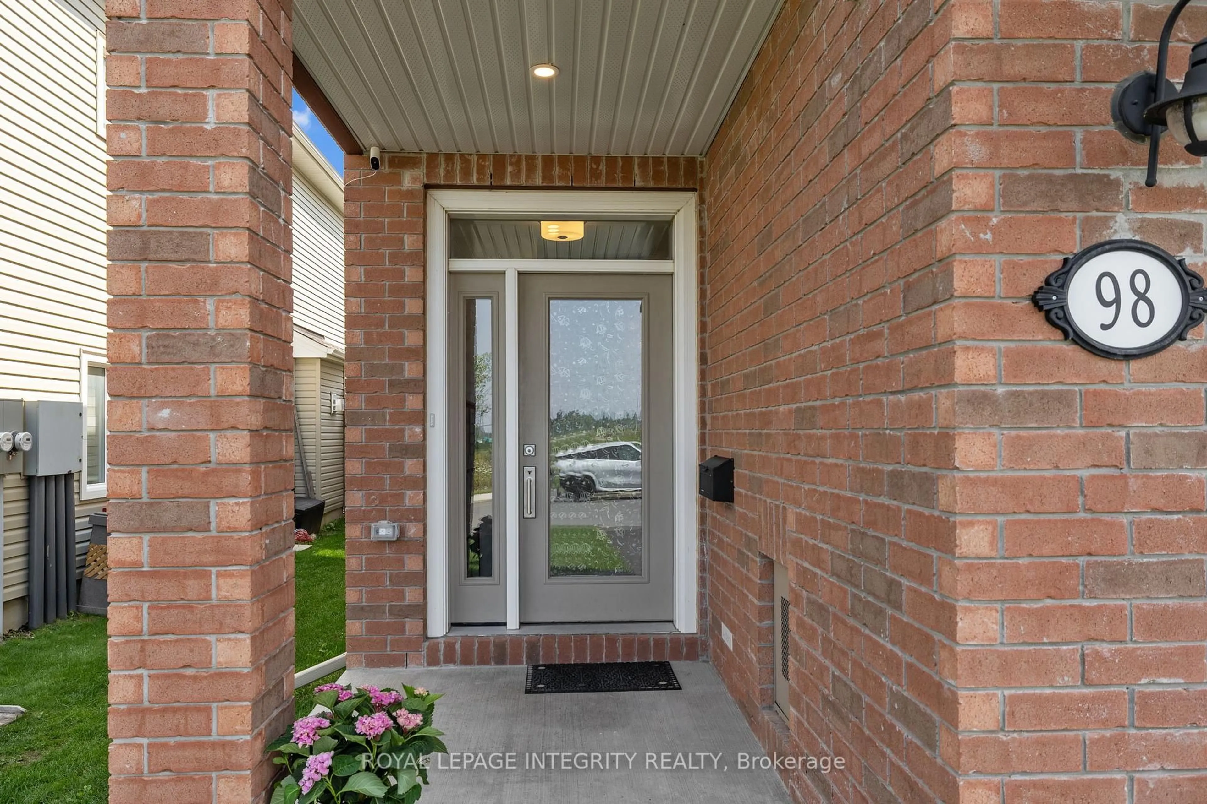 Indoor entryway for 98 Jardiniere St, Ottawa Ontario K2S 2K2
