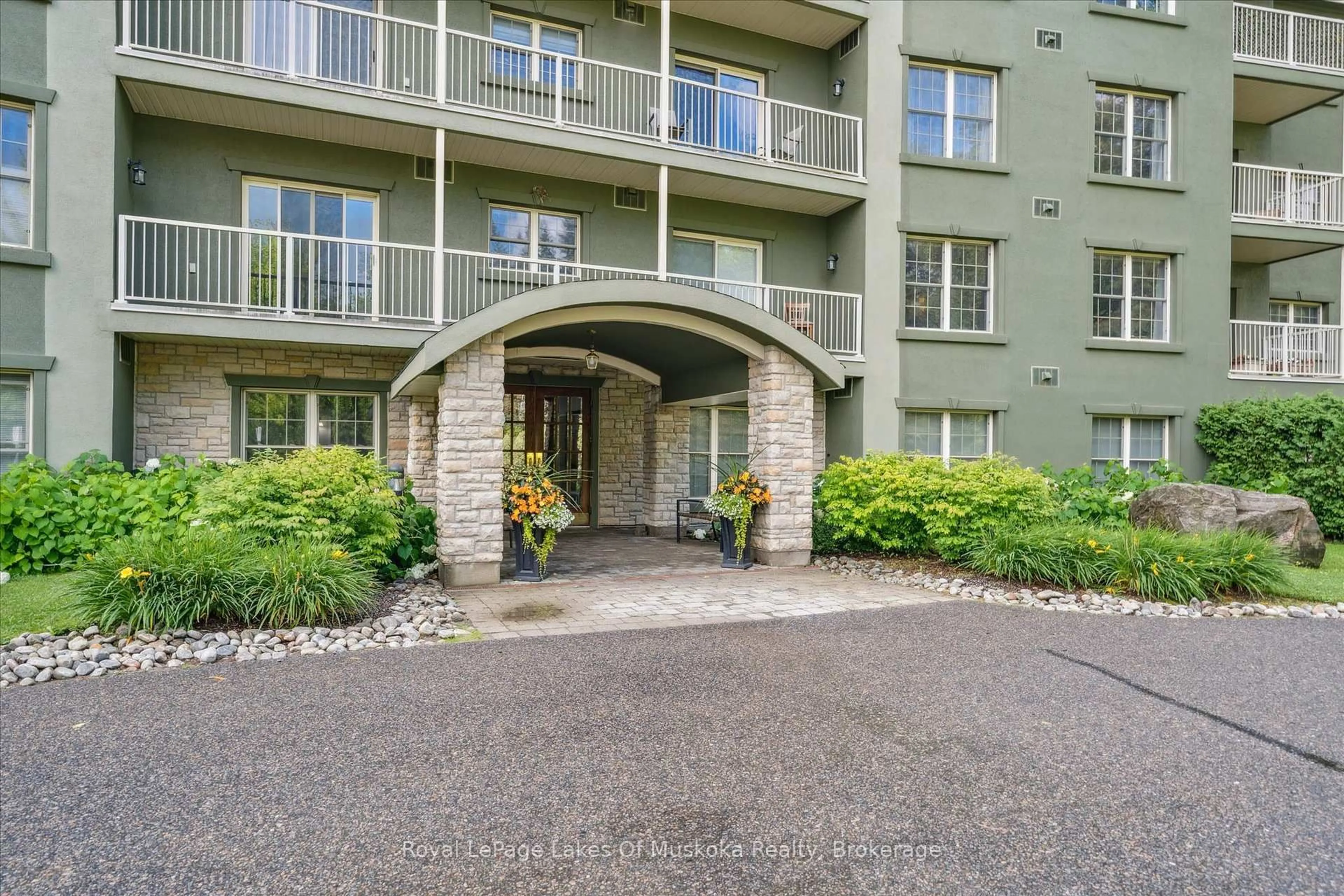 Indoor foyer for 24 Ontario St #101, Bracebridge Ontario P1L 2H5