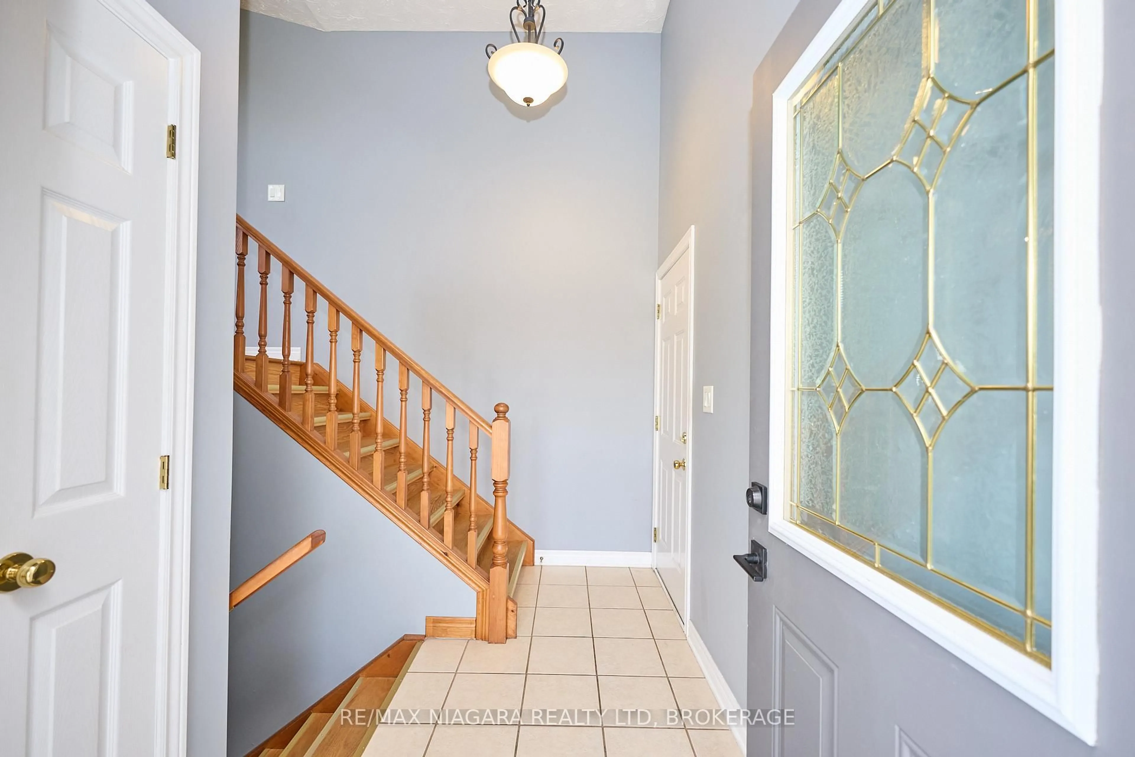 Indoor entryway for 3881 Christina Crt, Fort Erie Ontario L0S 1N0