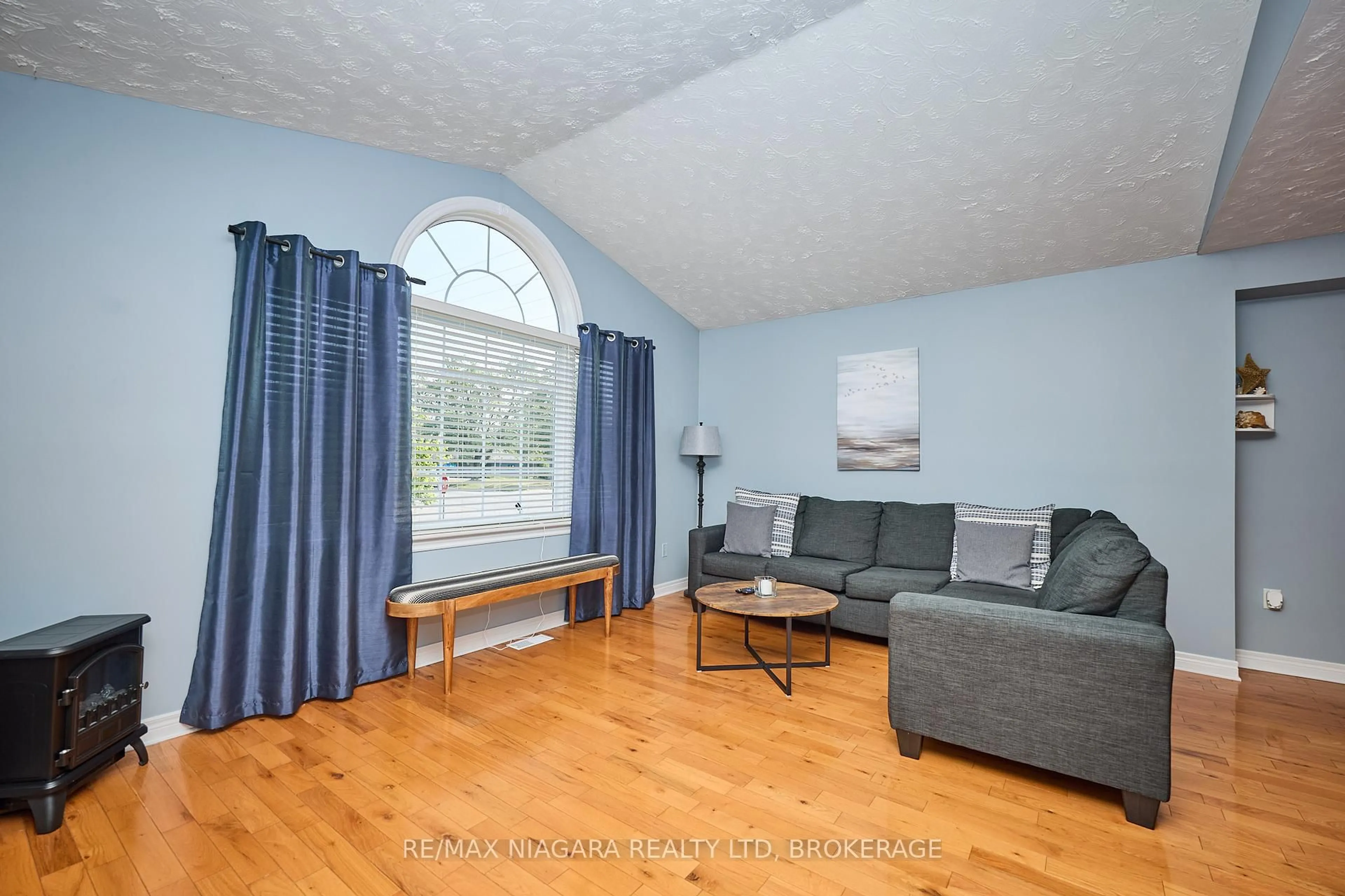 Living room with furniture, wood/laminate floor for 3881 Christina Crt, Fort Erie Ontario L0S 1N0