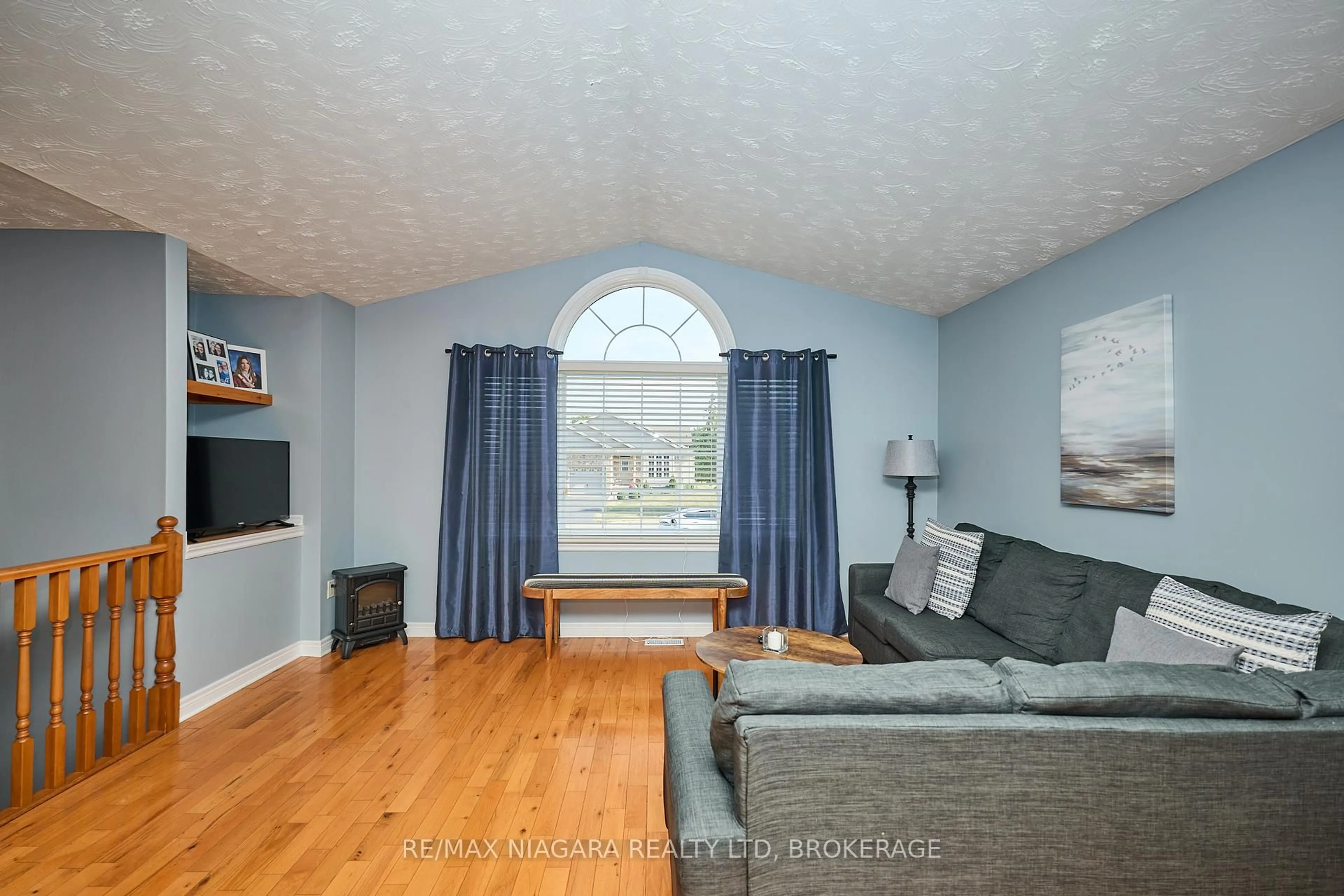 Living room with furniture, wood/laminate floor for 3881 Christina Crt, Fort Erie Ontario L0S 1N0