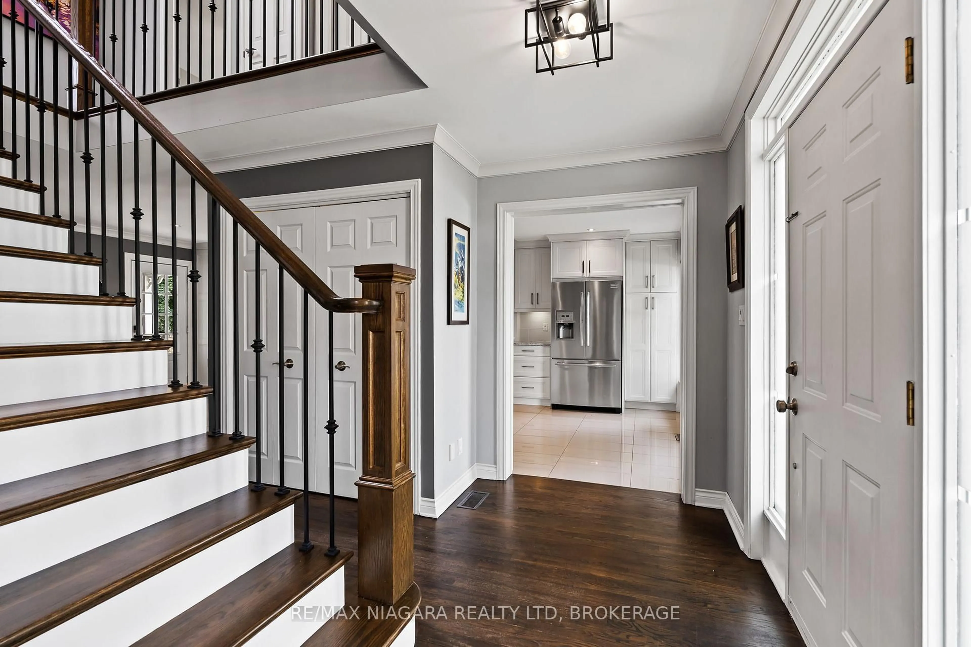 Indoor entryway for 99 Sawmill Rd, St. Catharines Ontario L2S 3K1