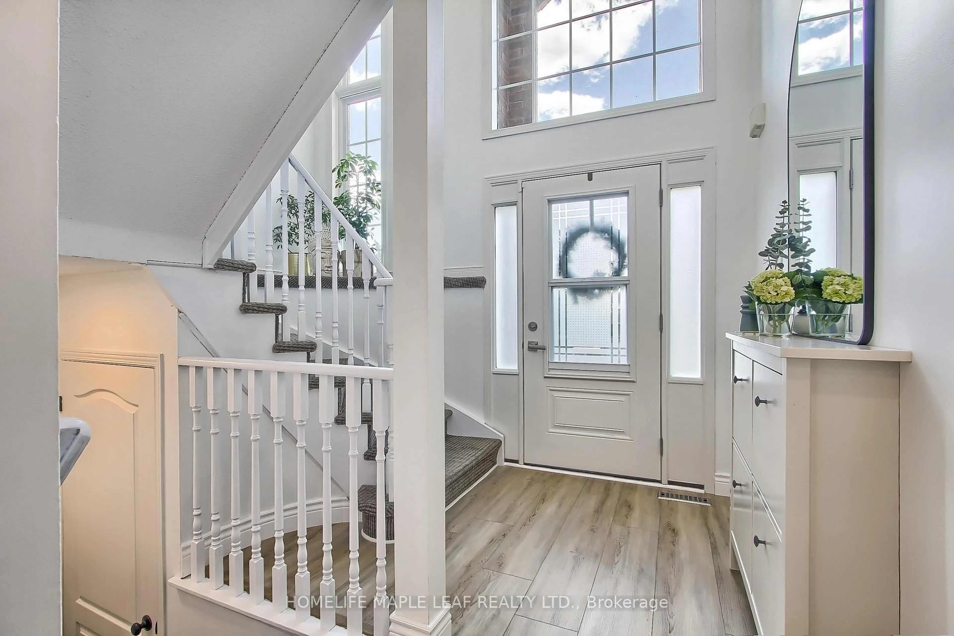 Indoor entryway for 39 Segwun Rd, Hamilton Ontario L8B 0K2