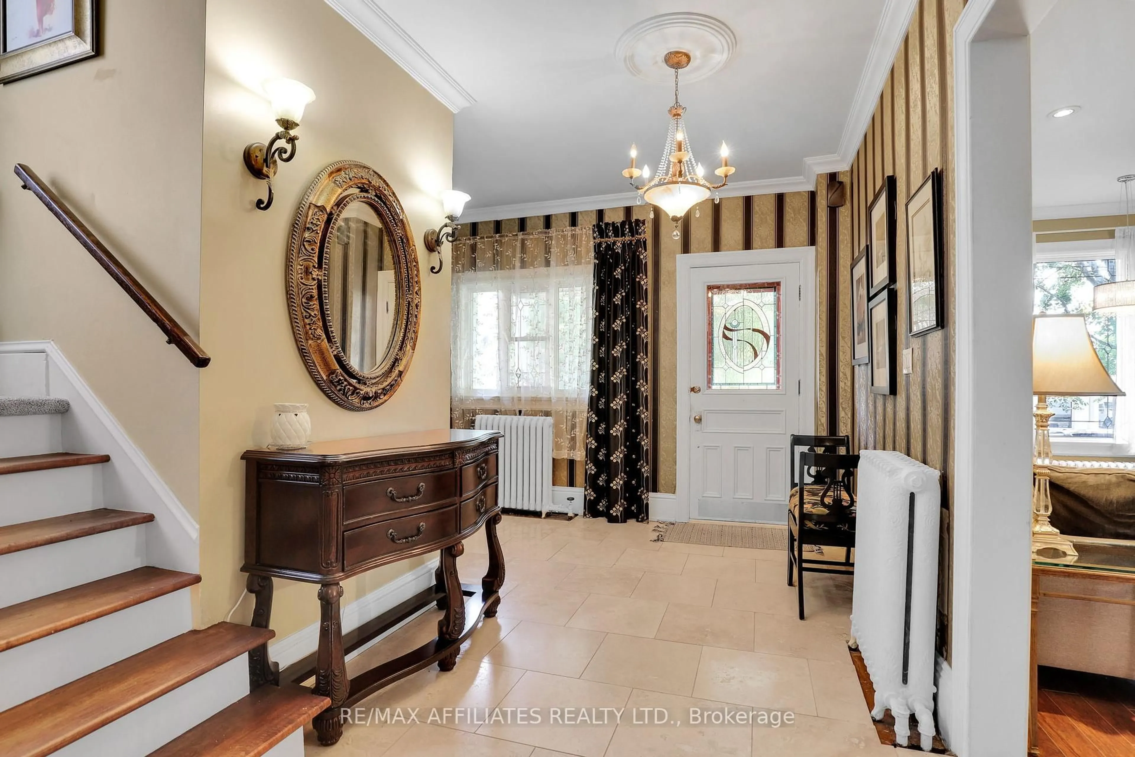 Indoor foyer for 536 St Lawrence St, North Dundas Ontario K0C 2K0