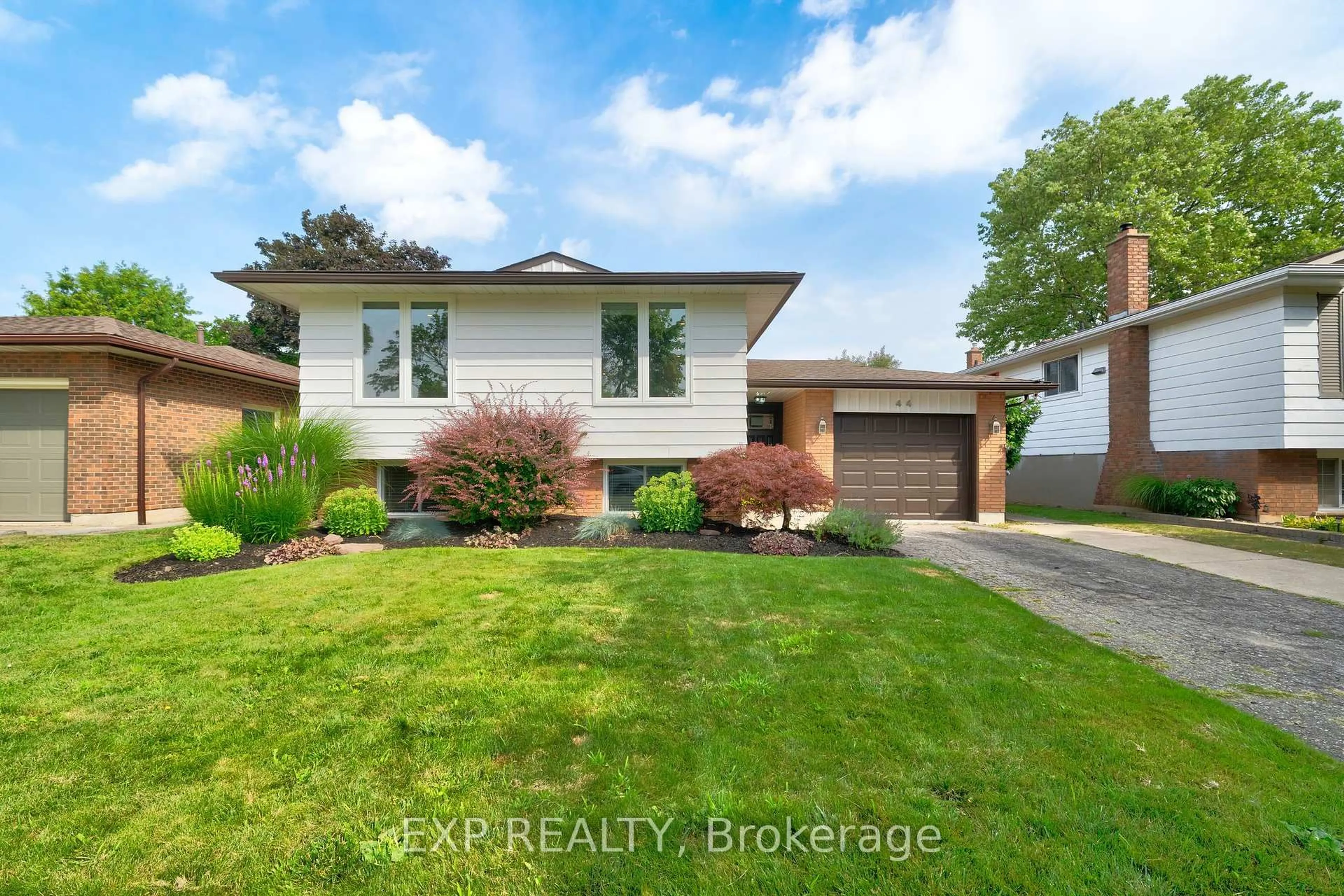Home with brick exterior material, street for 44 Royal Orchard Cres, St. Catharines Ontario L2N 4E9