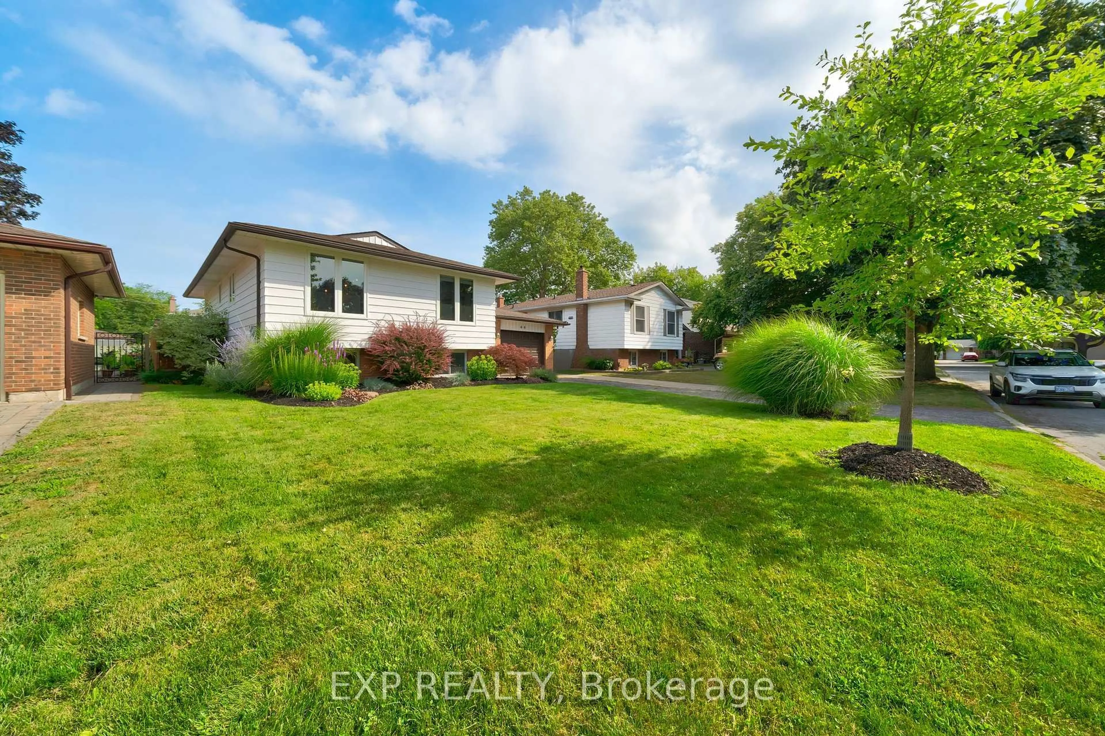 A pic from outside/outdoor area/front of a property/back of a property/a pic from drone, water/lake/river/ocean view for 44 Royal Orchard Cres, St. Catharines Ontario L2N 4E9