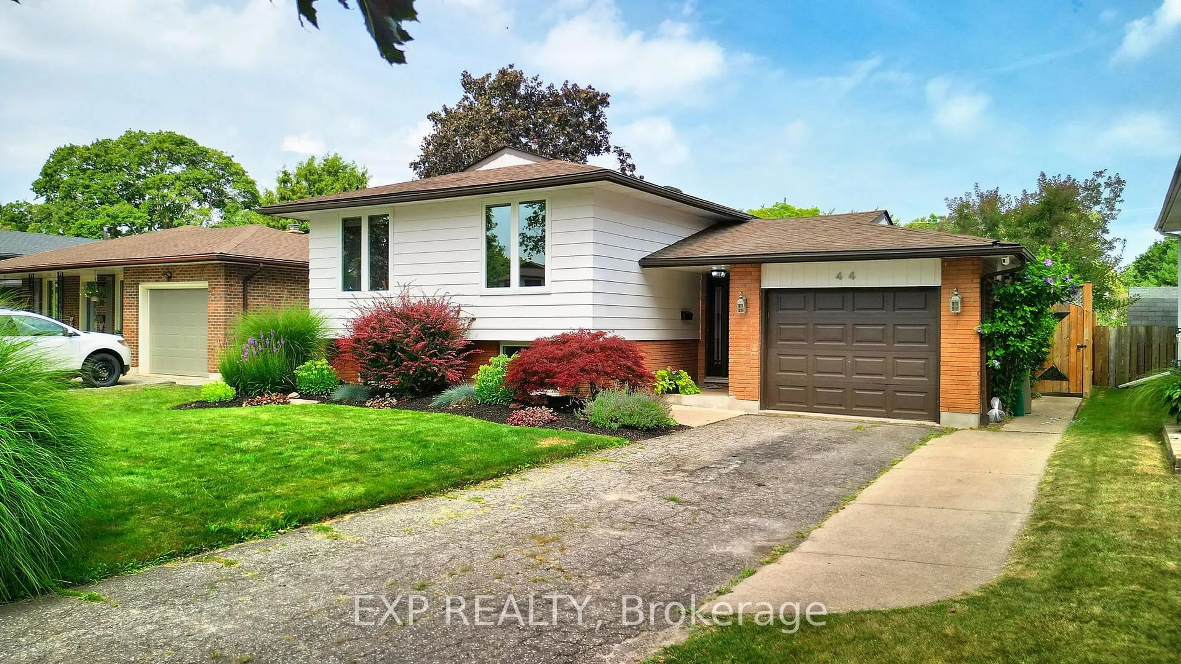 Home with brick exterior material, street for 44 Royal Orchard Cres, St. Catharines Ontario L2N 4E9