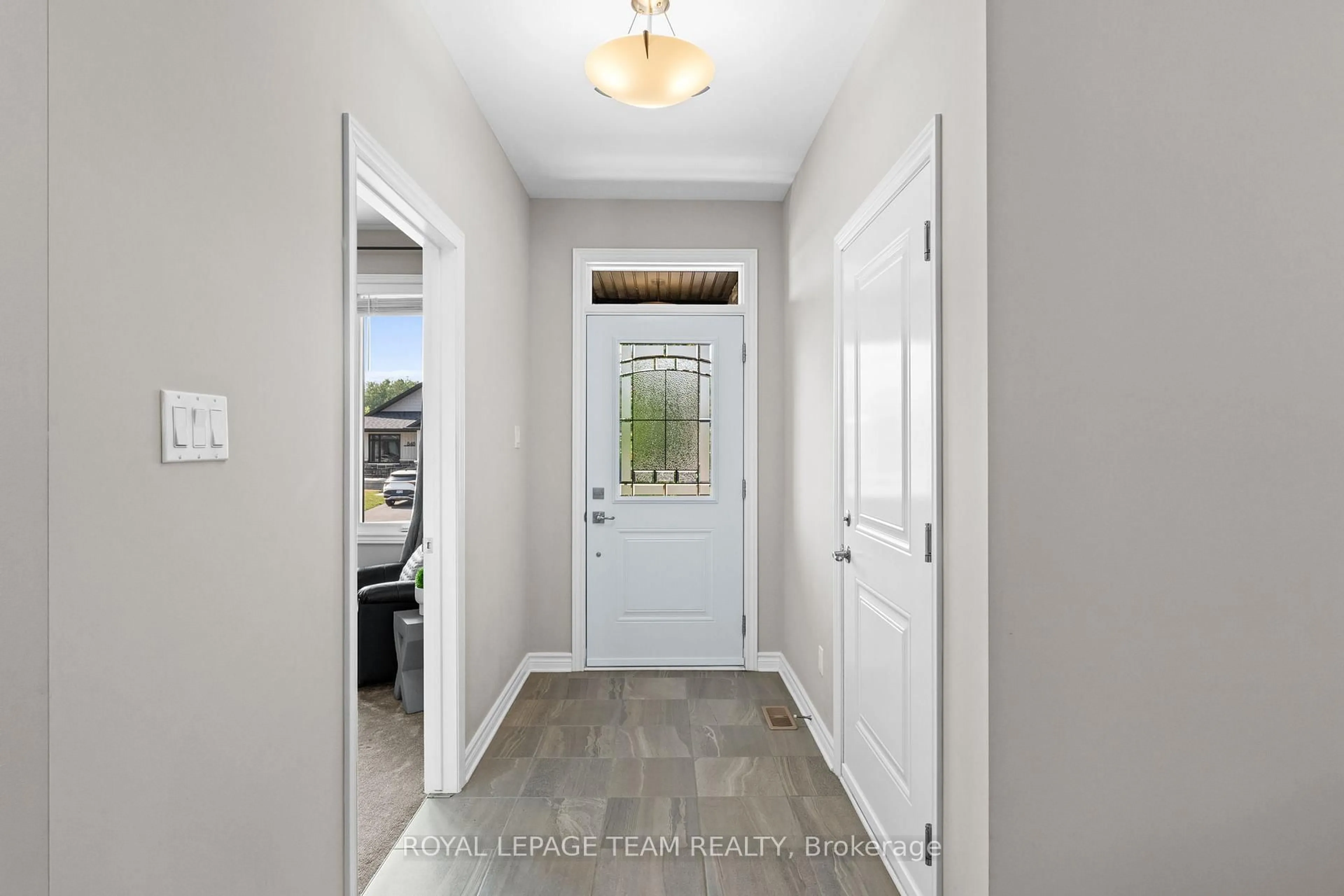 Indoor entryway for 851 Reaume St, Almonte Ontario K0A 1A0