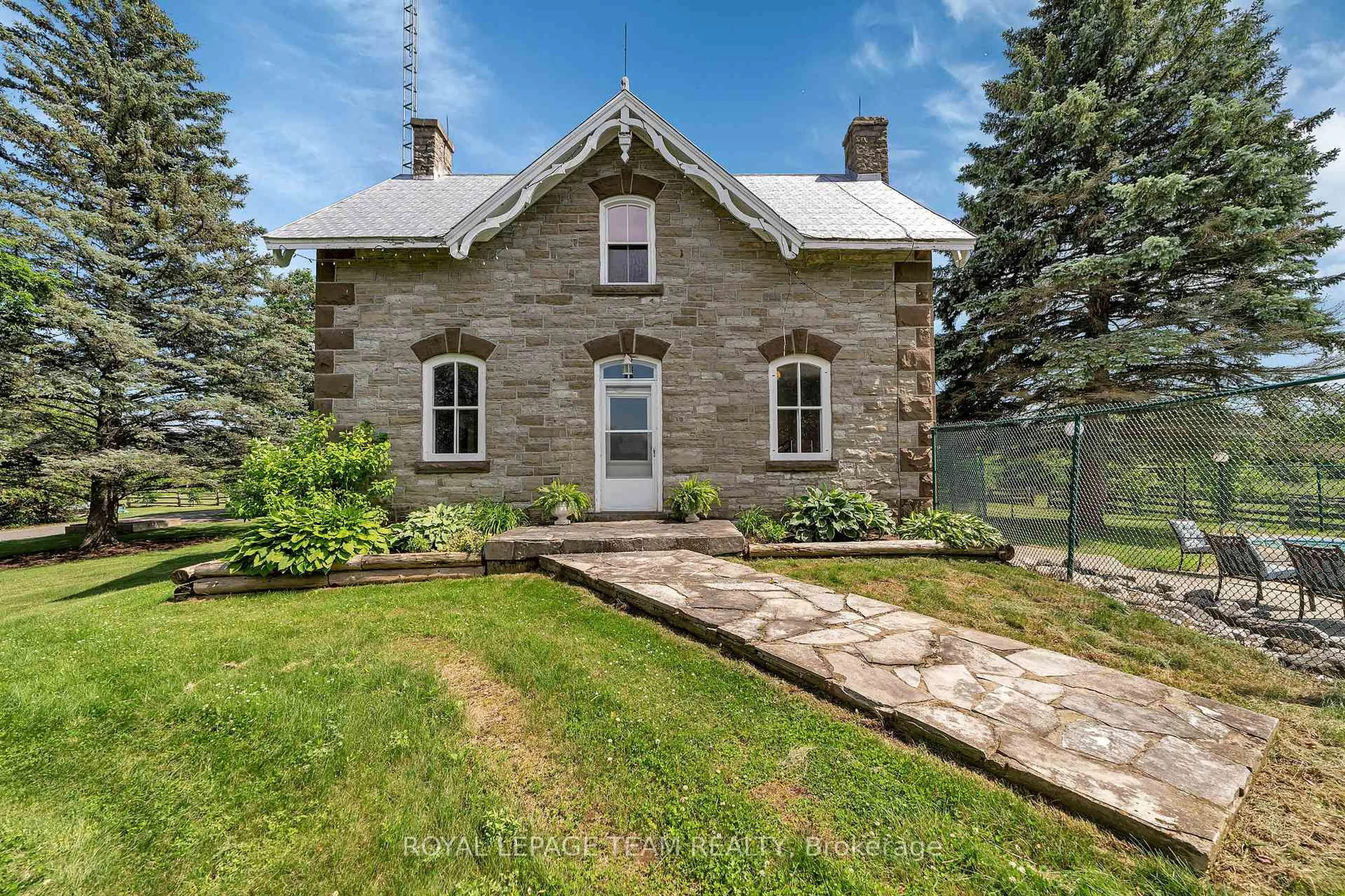 A pic from outside/outdoor area/front of a property/back of a property/a pic from drone, building for 8202 Flewellyn Rd, Ashton Ontario K0A 1B0