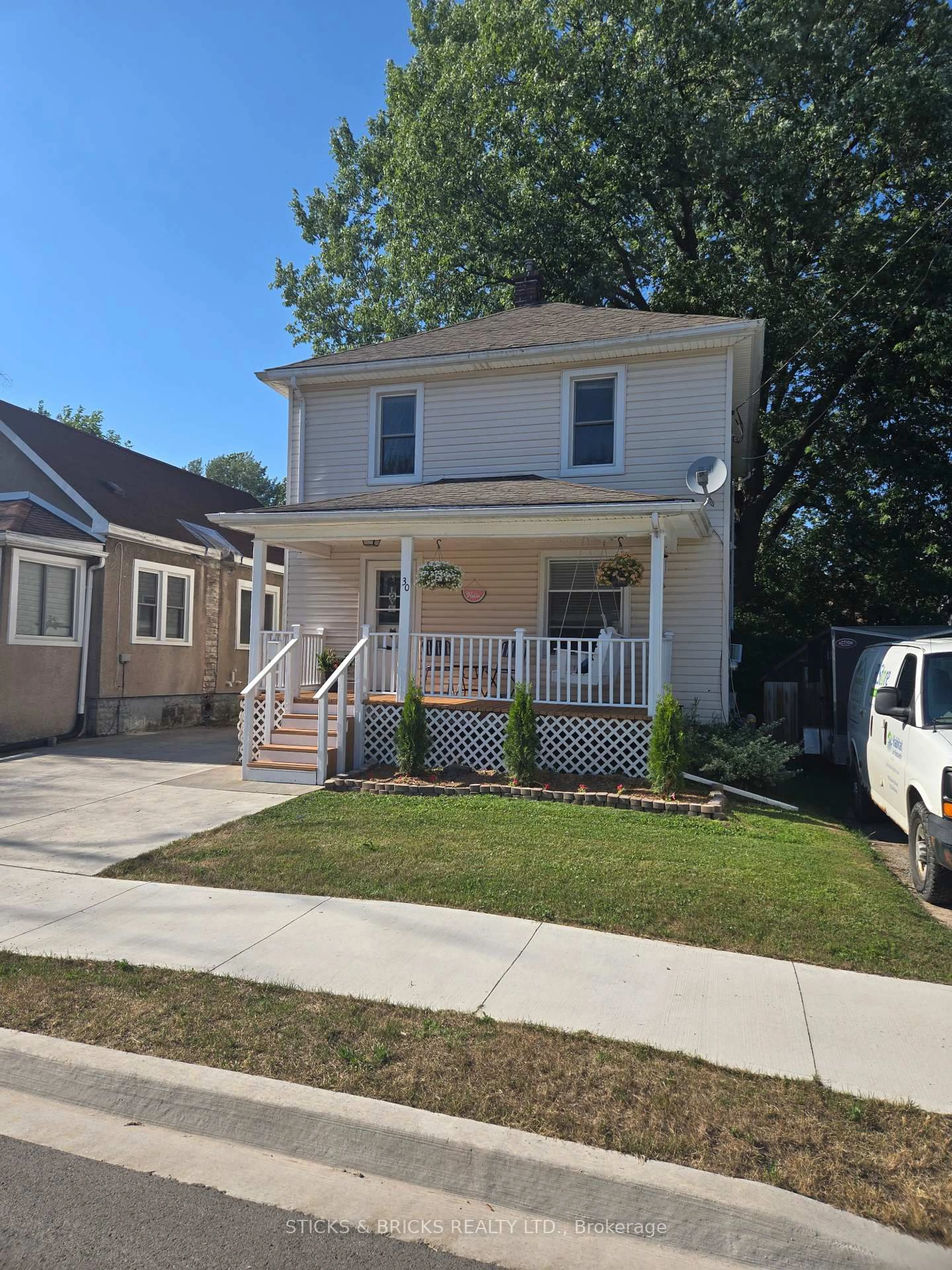Home with vinyl exterior material, street for 30 Margaret St, Welland Ontario L3C 3Z7