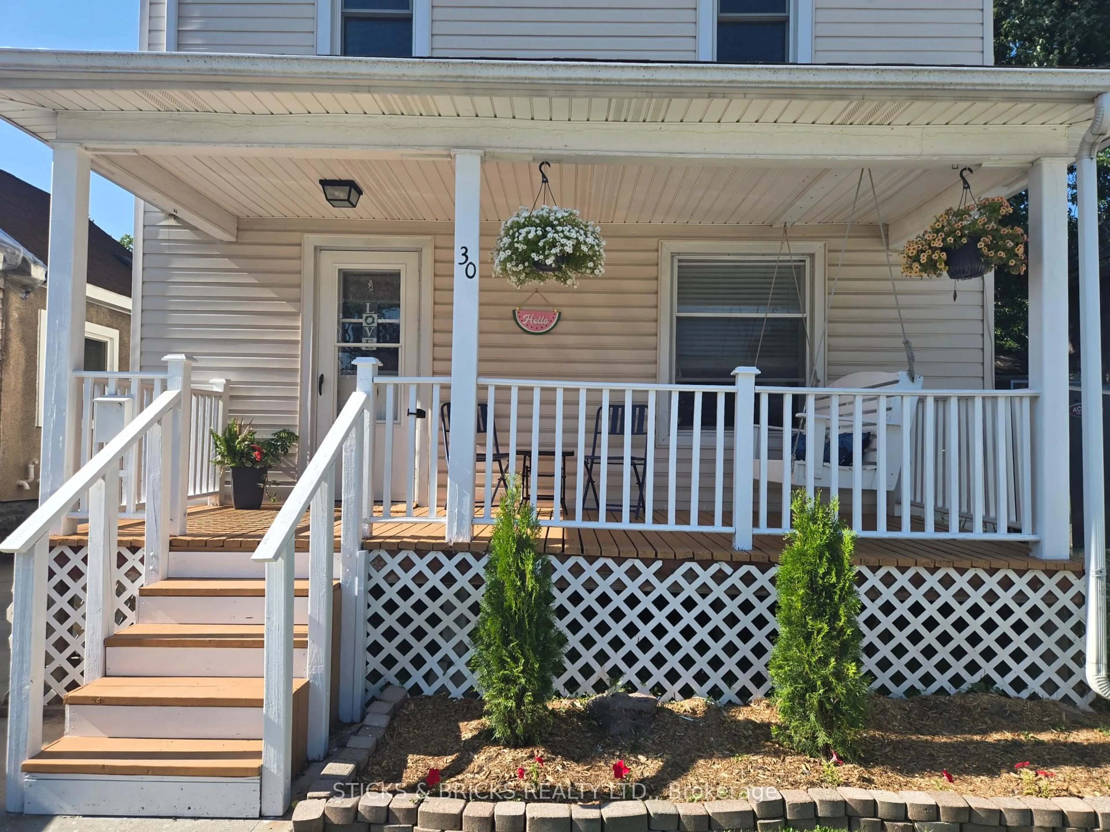 Home with vinyl exterior material, street for 30 Margaret St, Welland Ontario L3C 3Z7