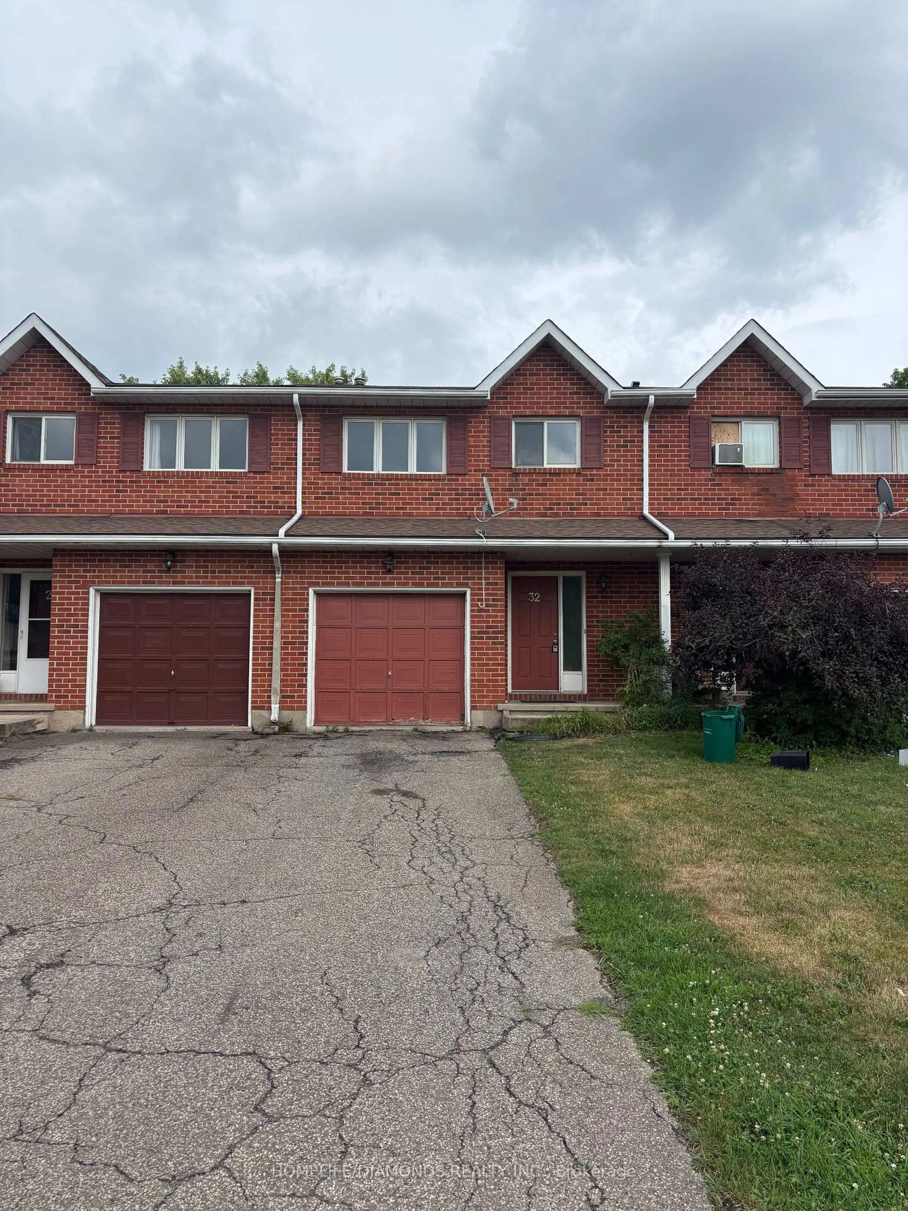Home with brick exterior material, street for 32 NELSON Tr, Welland Ontario L3C 3V4