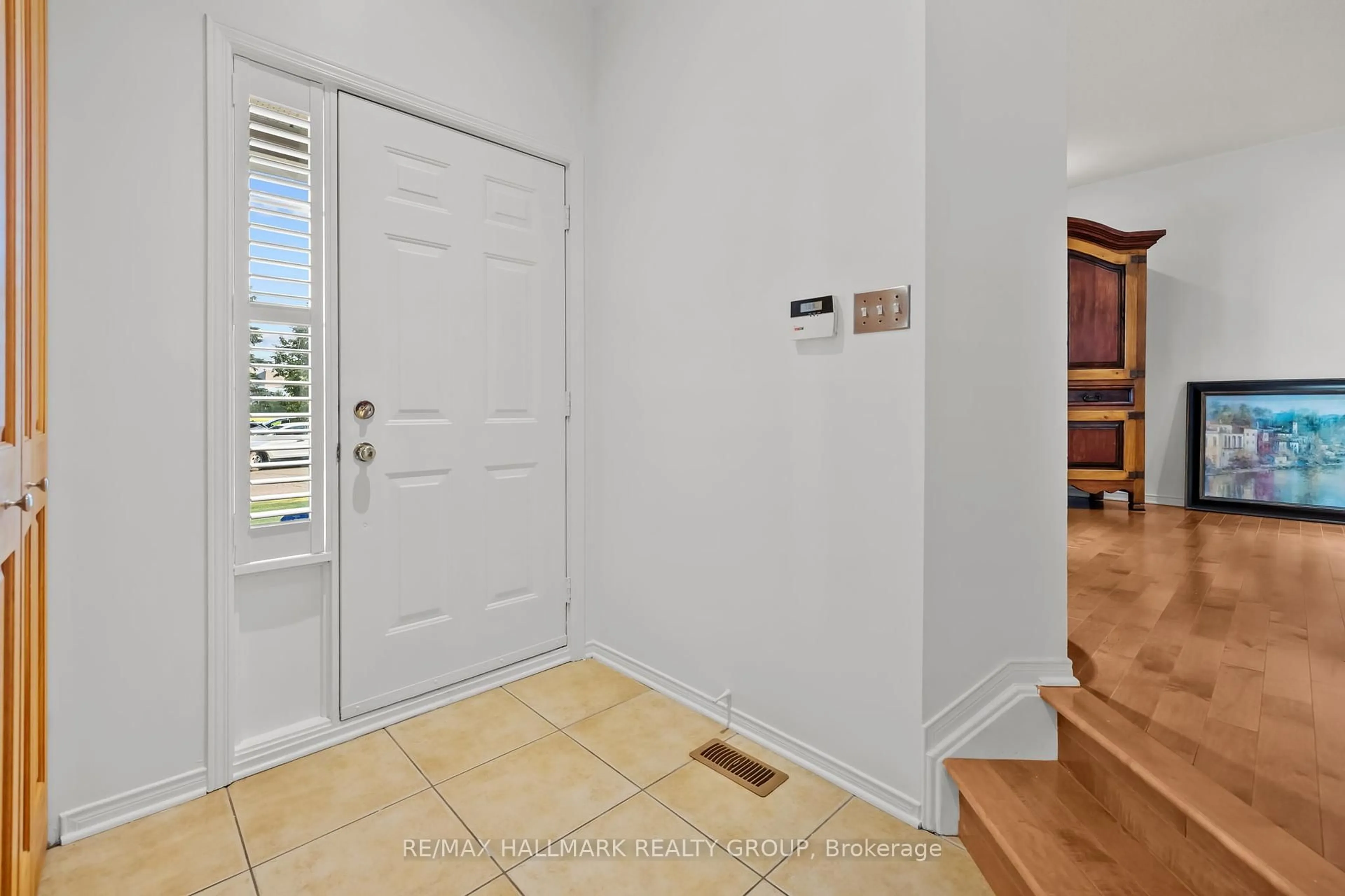 Indoor entryway for 6020 Longleaf Dr, Orleans Ontario K1W 1J2
