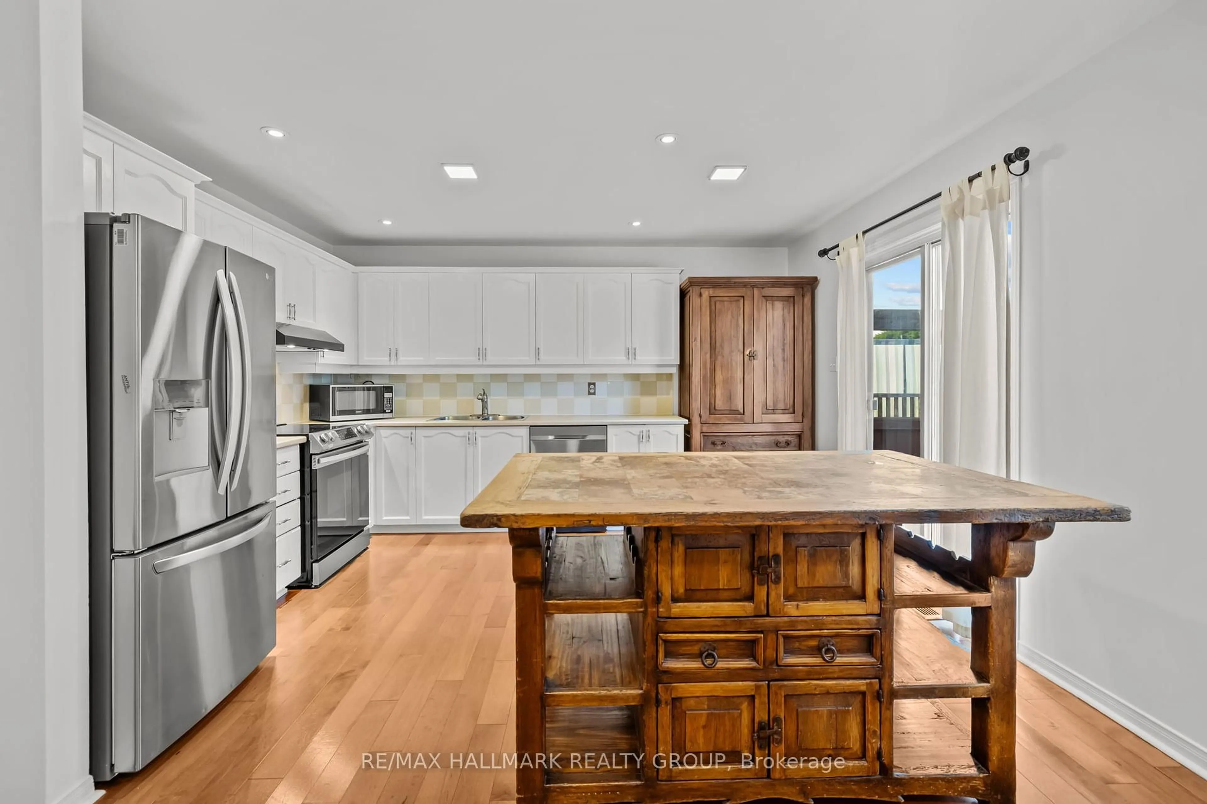 Open concept kitchen, ceramic/tile floor for 6020 Longleaf Dr, Orleans Ontario K1W 1J2