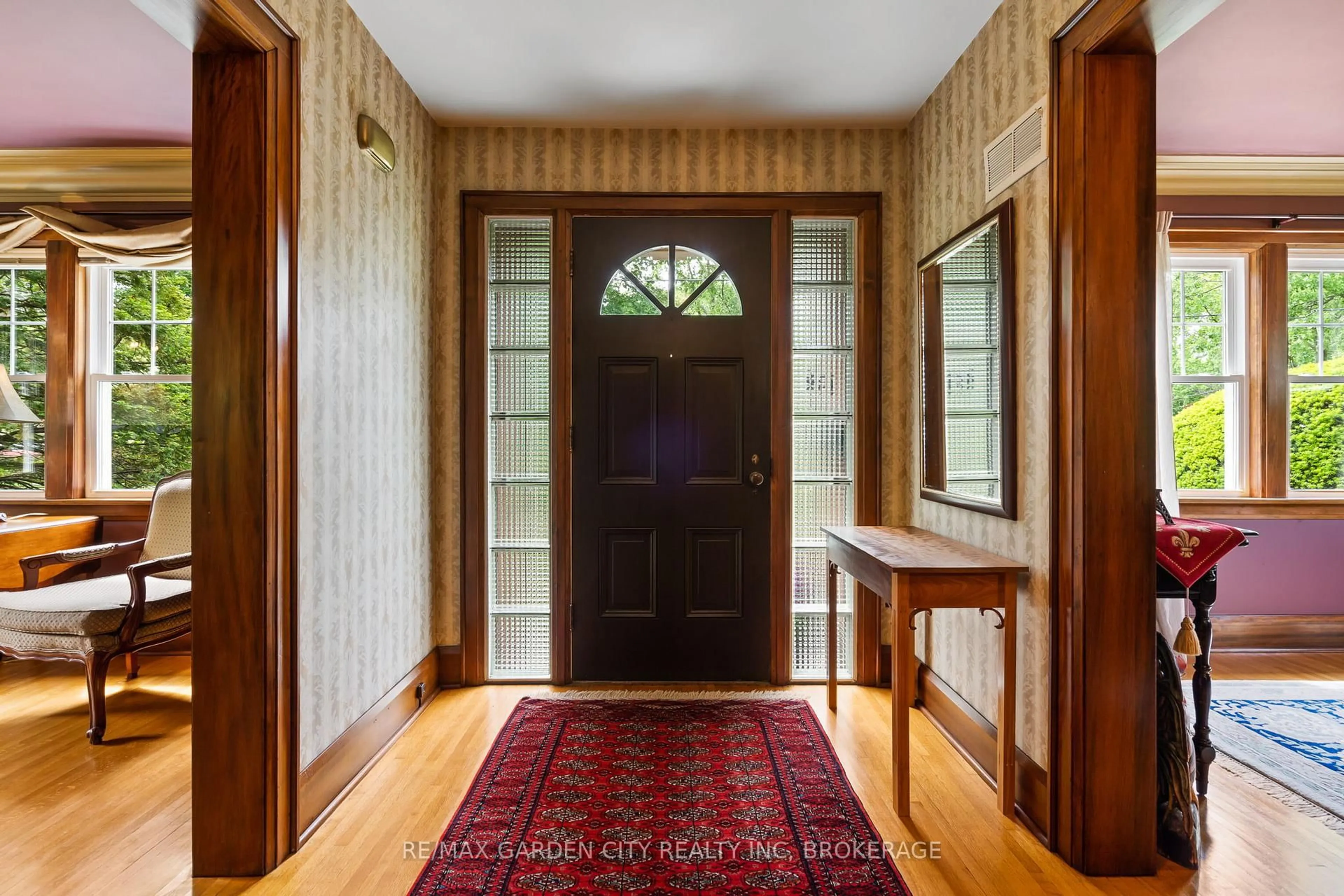 Indoor entryway for 156 EDGAR St, Welland Ontario L3C 1T1