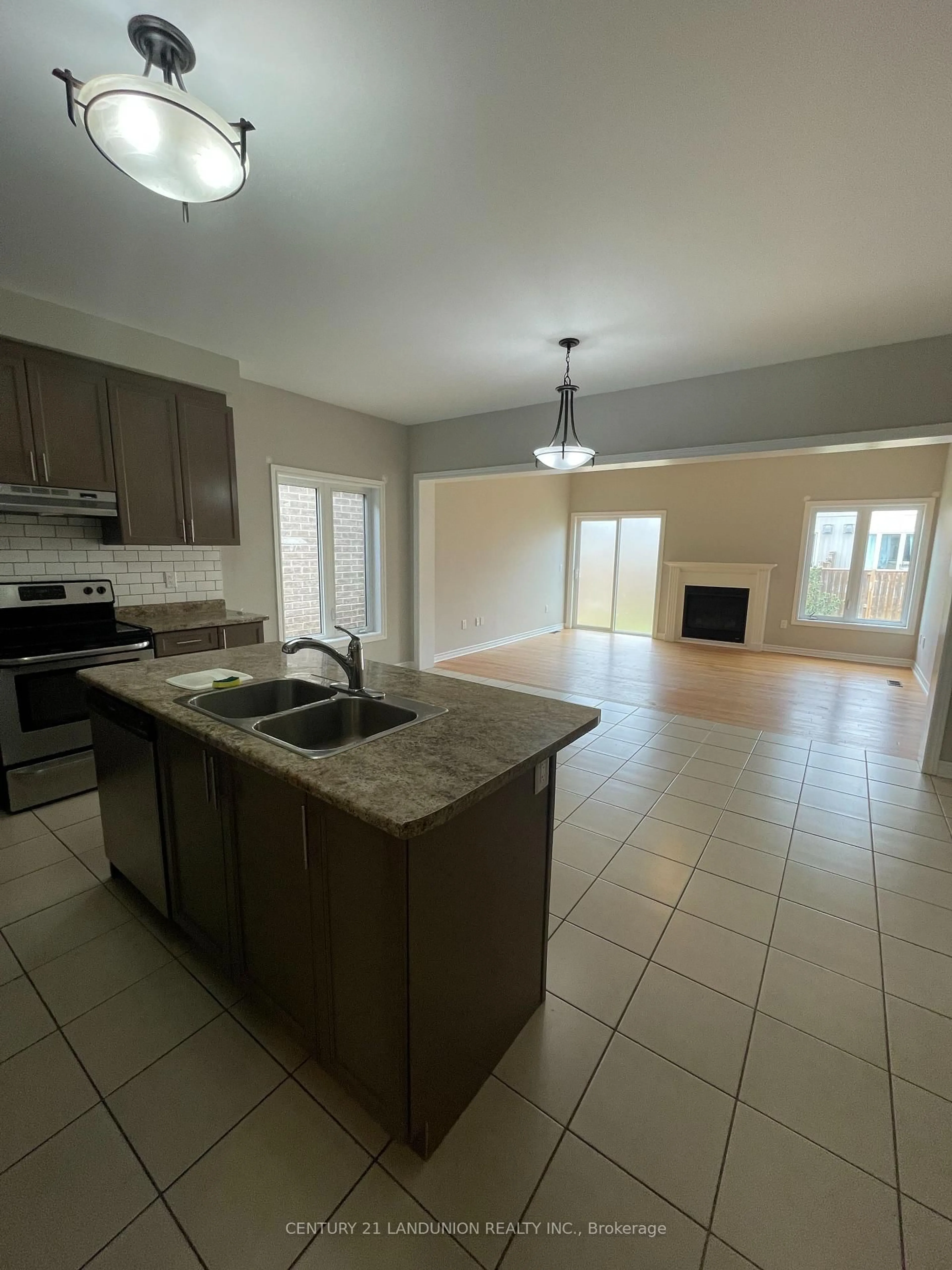 Open concept kitchen, ceramic/tile floor for 516 Baldwin Cres, Woodstock Ontario N4T 0G6