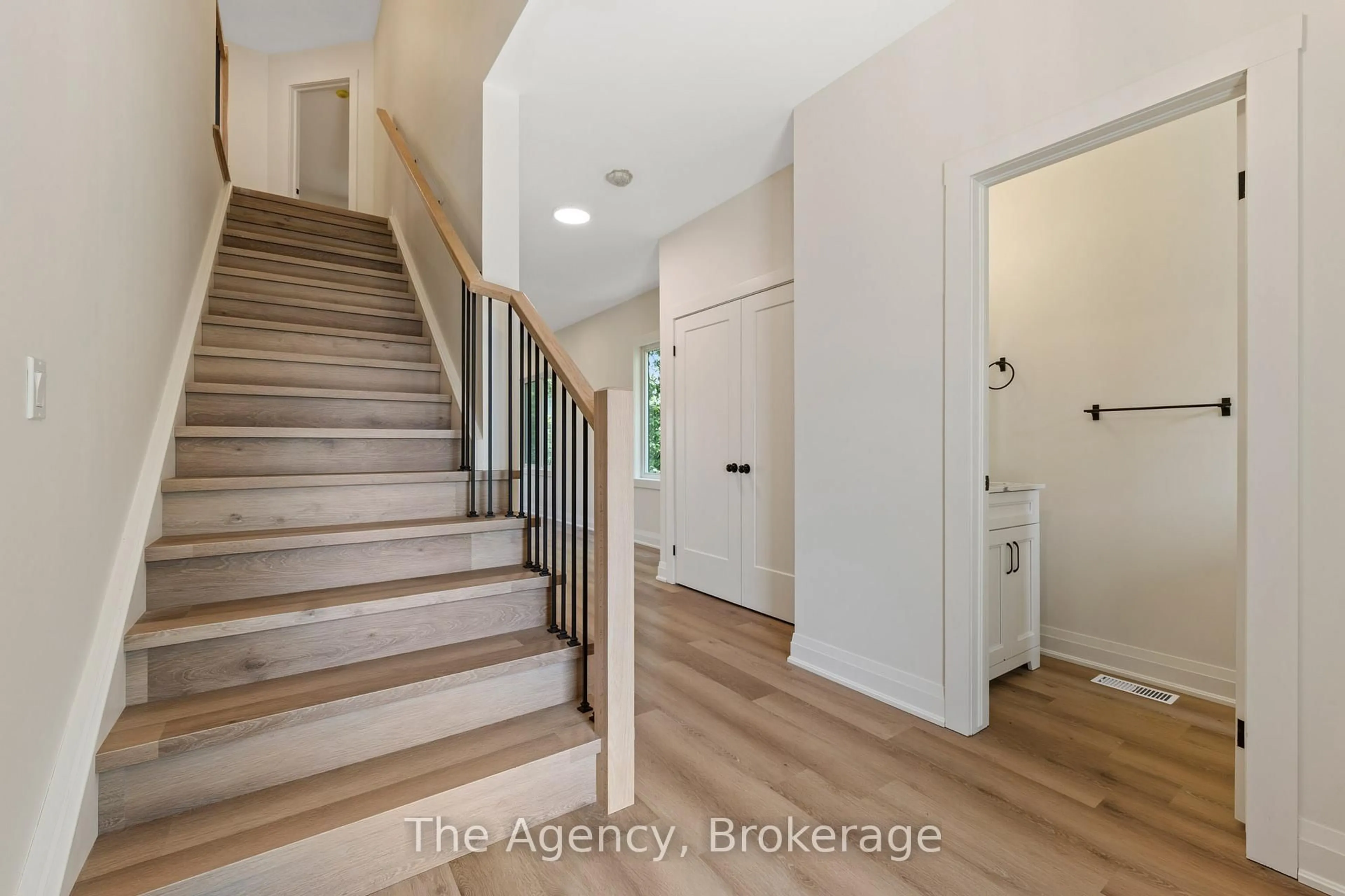Indoor entryway for 19 Violet St, St. Catharines Ontario L2S 2X1