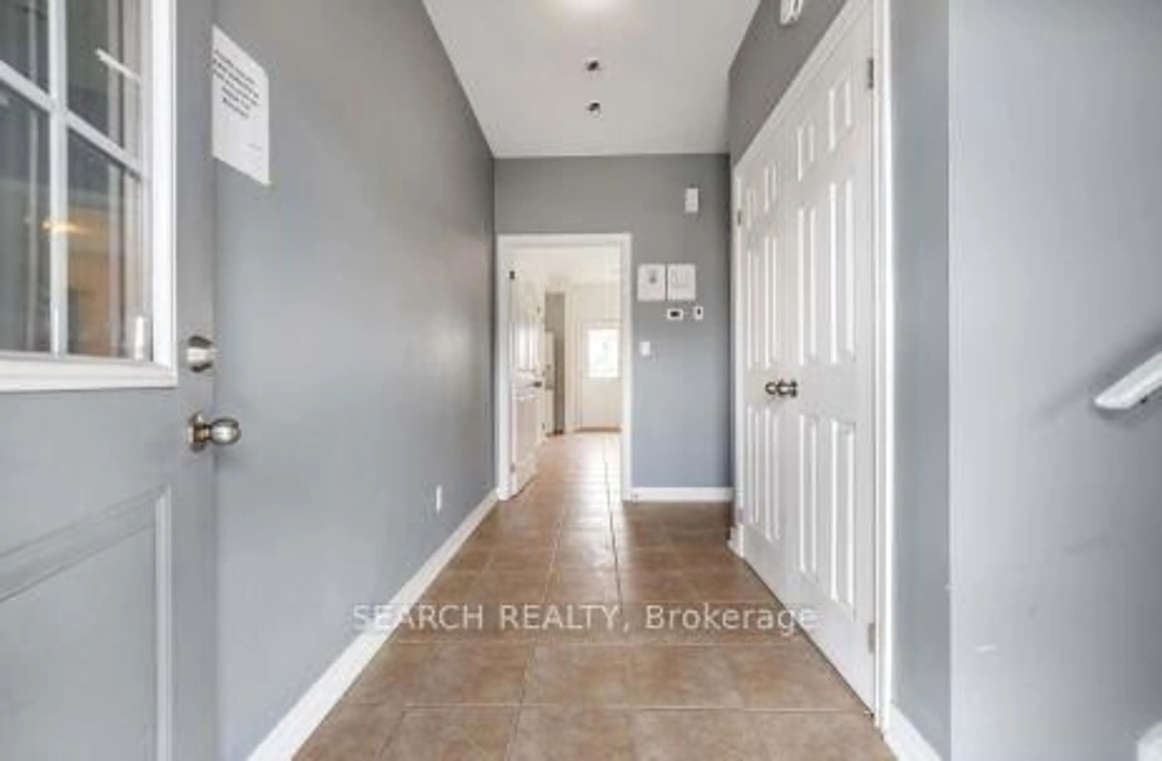 Indoor entryway for 9 Chestnut St, St. Catharines Ontario L2T 1G6