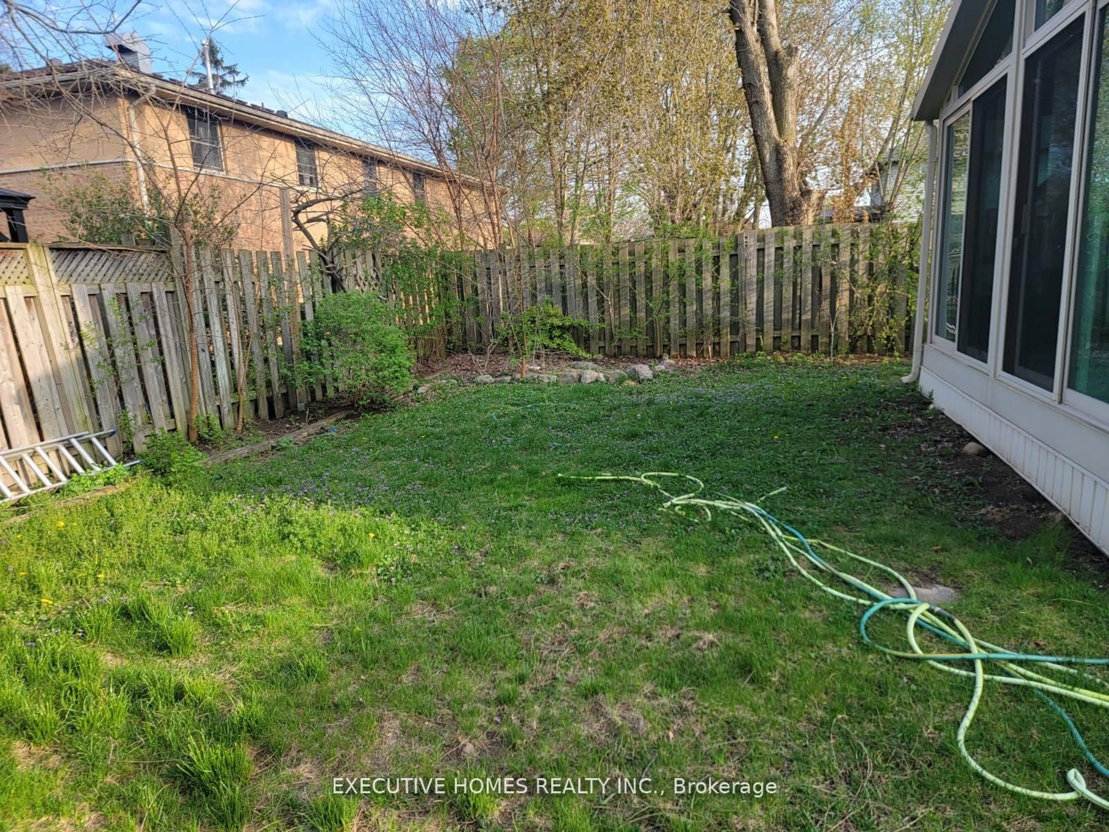 A pic from outside/outdoor area/front of a property/back of a property/a pic from drone, street for 595 Preston Pkwy, Cambridge Ontario N3H 5J9