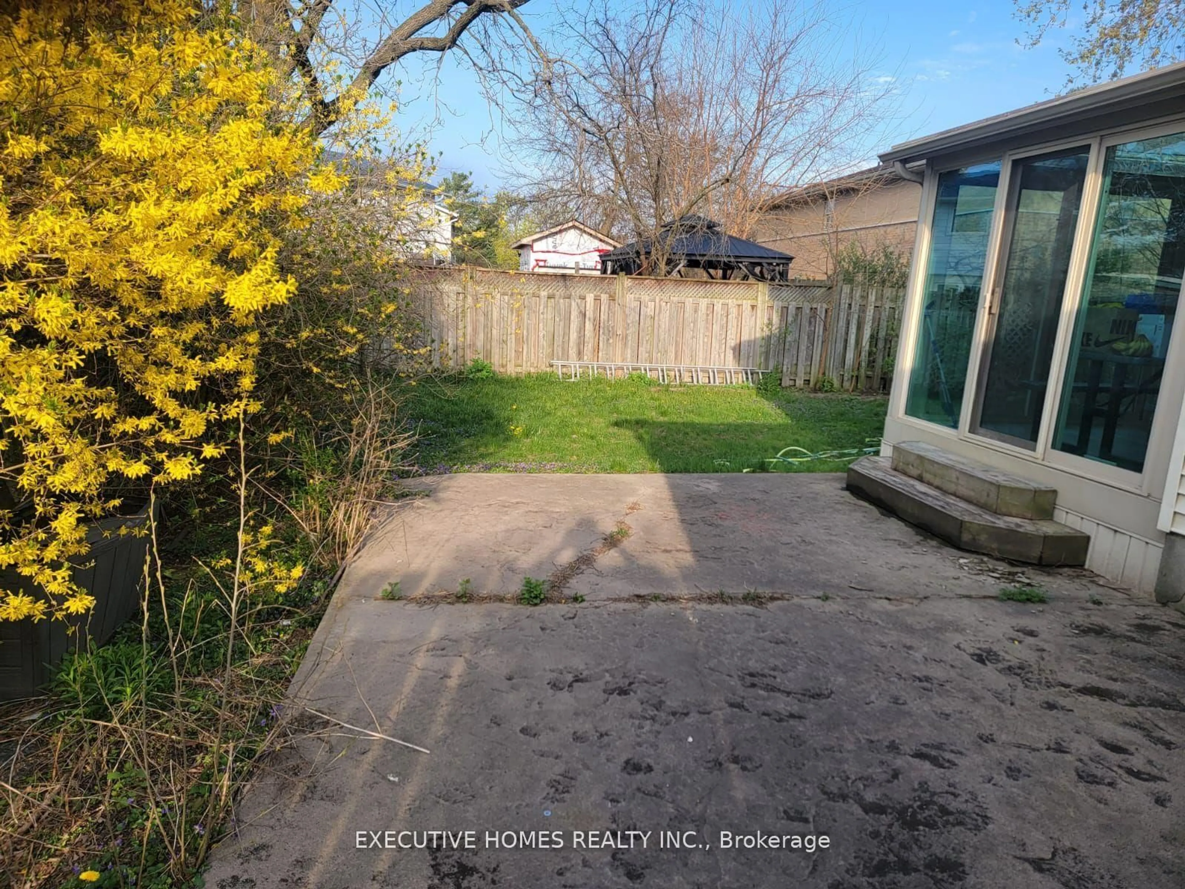 A pic from outside/outdoor area/front of a property/back of a property/a pic from drone, street for 595 Preston Pkwy, Cambridge Ontario N3H 5J9