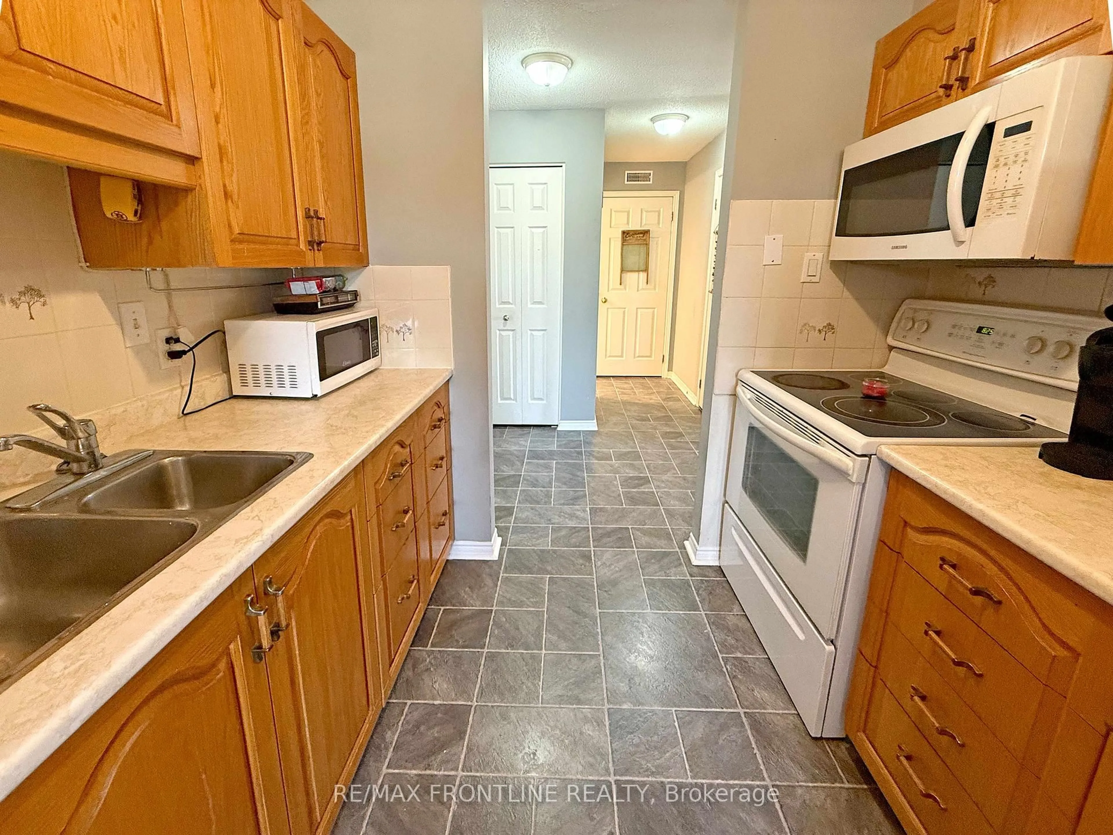 Standard kitchen, ceramic/tile floor for 10 ARMSTRONG Dr #Unit #302, Smiths Falls Ontario K7A 5H8