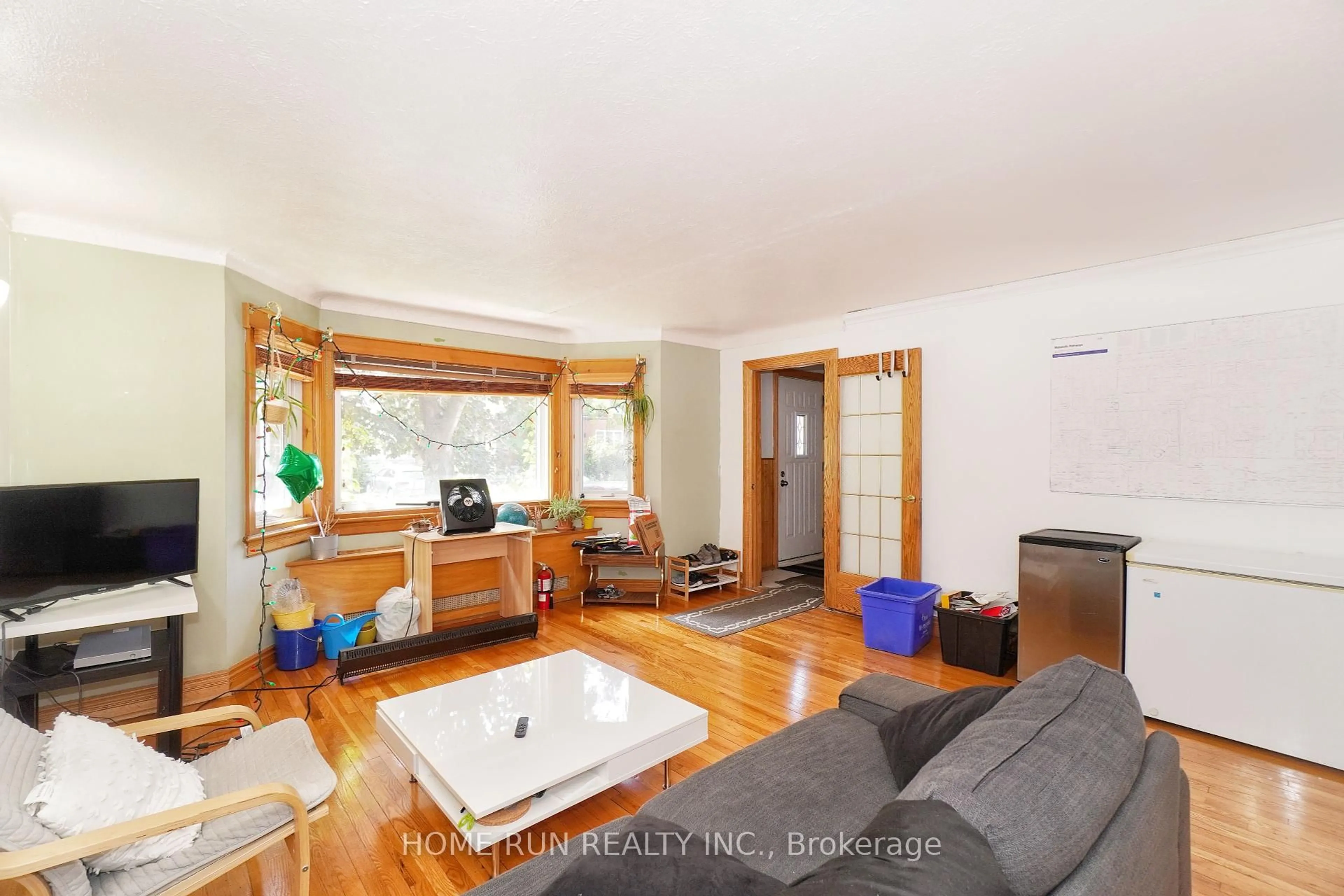 Living room with furniture, wood/laminate floor for 81 Marlborough Ave, Ottawa Ontario K1N 8E8