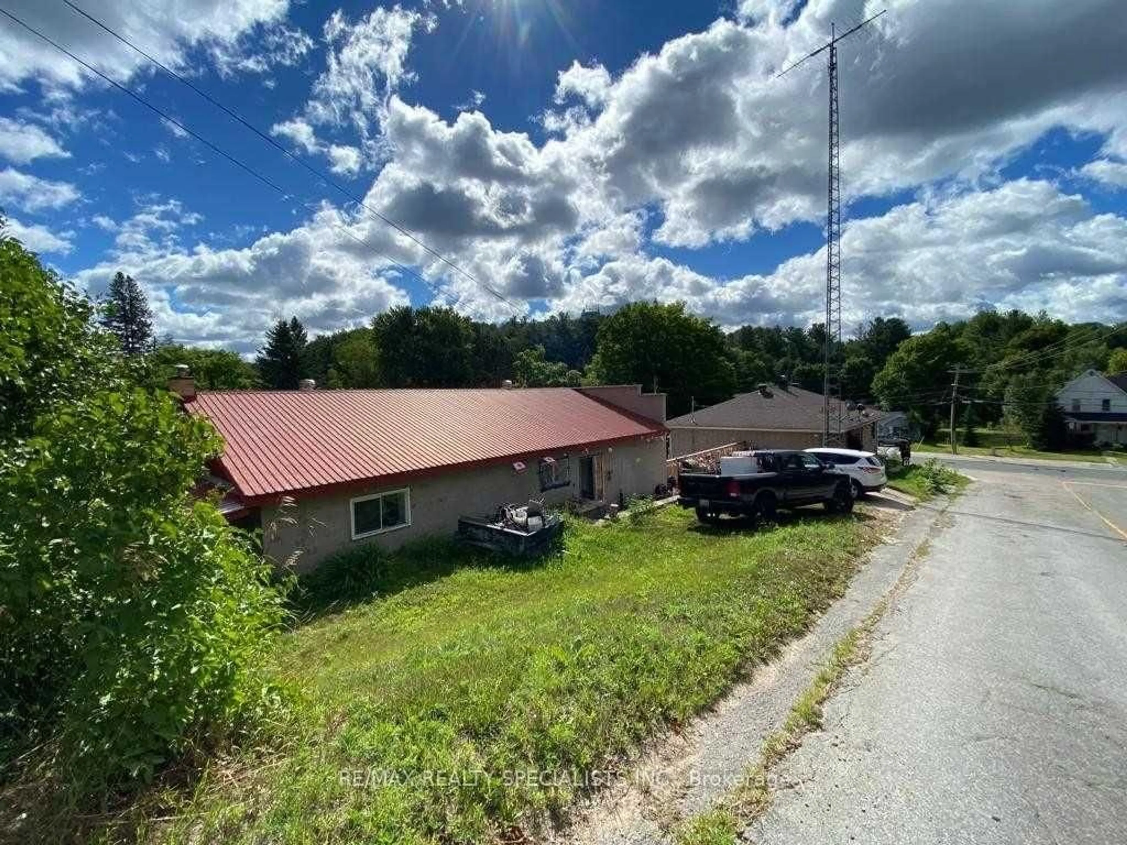 A pic from outside/outdoor area/front of a property/back of a property/a pic from drone, street for 40 & 42 Bridge St, Bancroft Ontario K0L 1C0