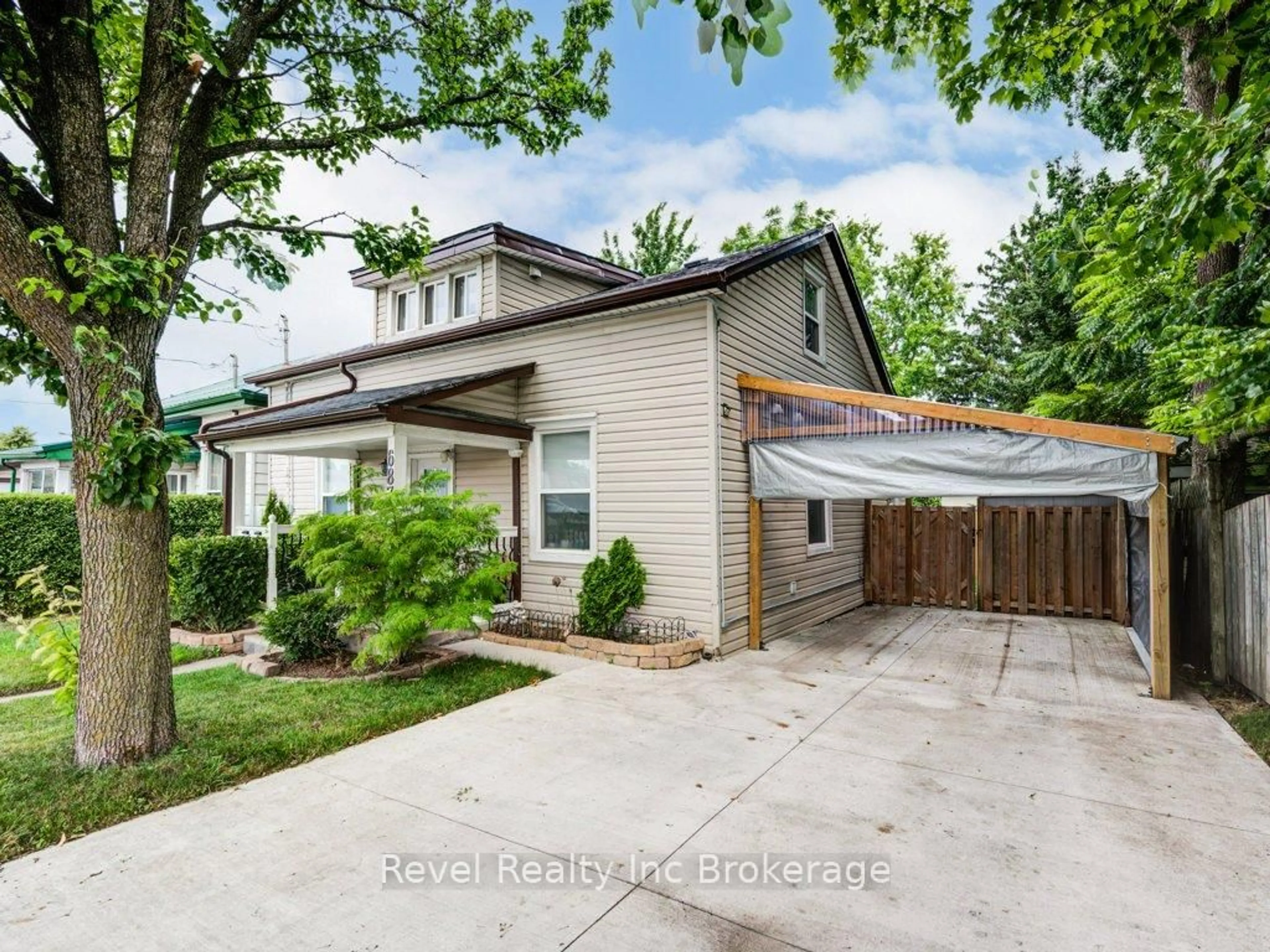 Unknown for 687 Adelaide St, Woodstock Ontario N4S 4C2