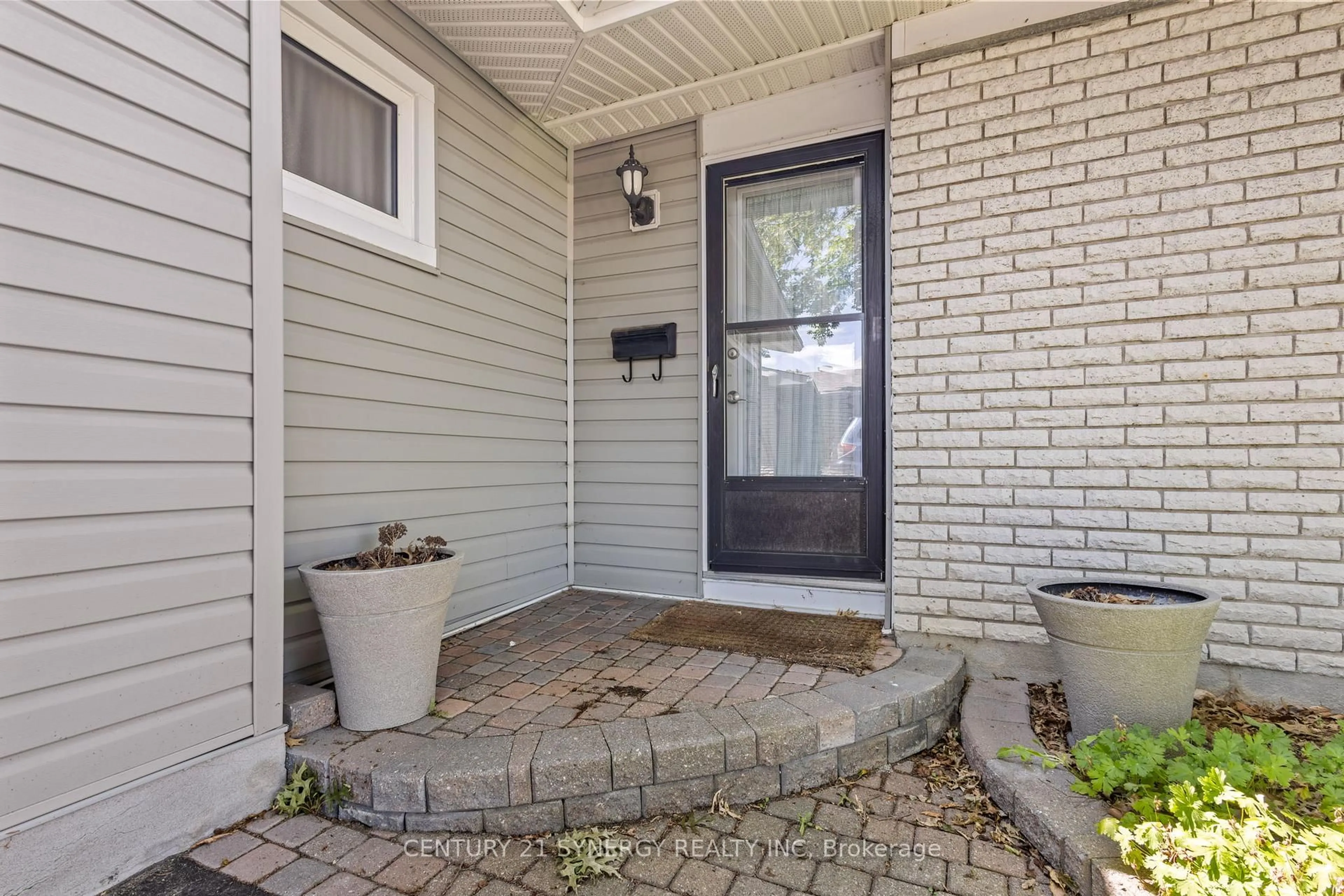 Indoor entryway for 2018 Deerhurst Crt, Ottawa Ontario K1J 8H1