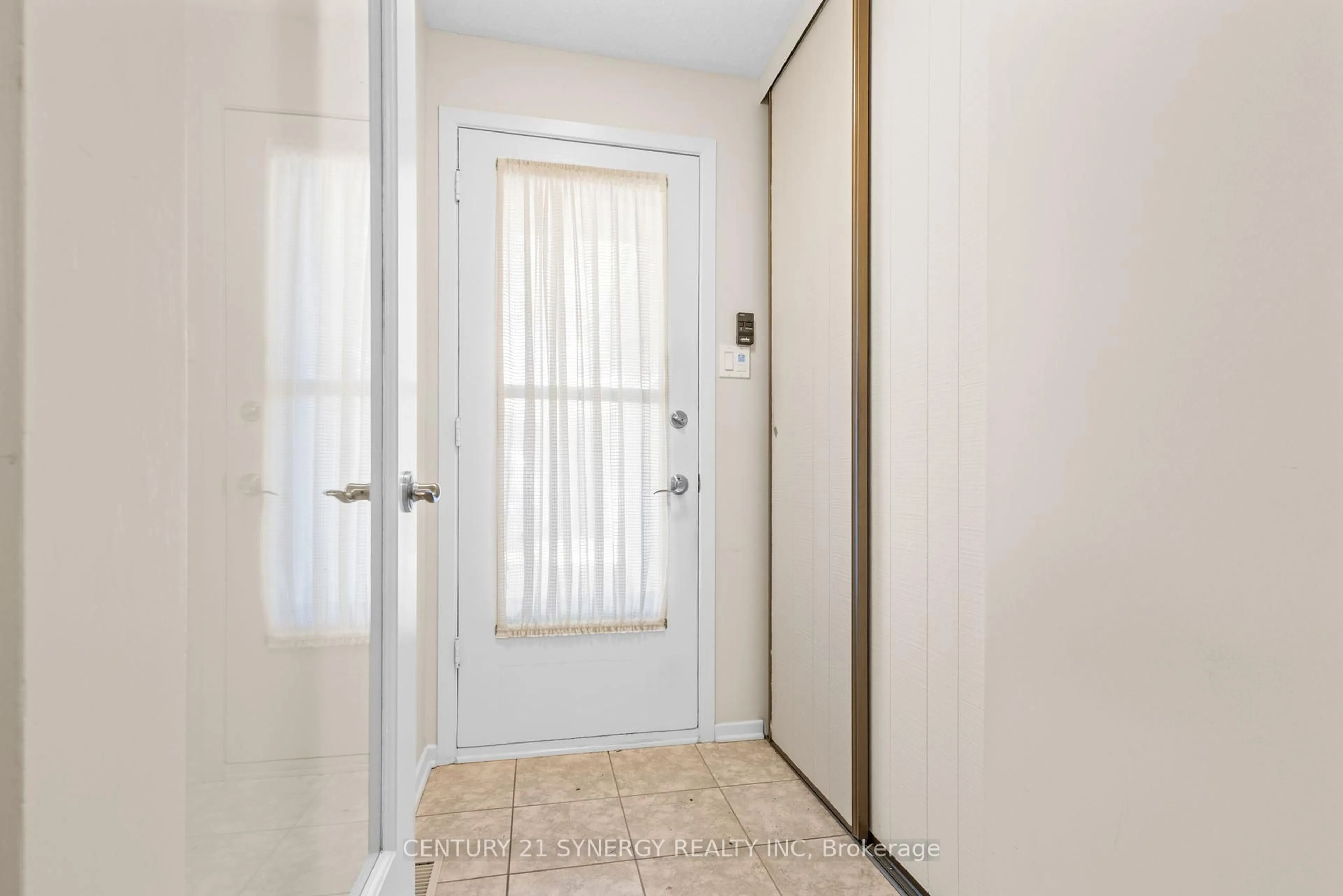 Indoor entryway for 2018 Deerhurst Crt, Ottawa Ontario K1J 8H1