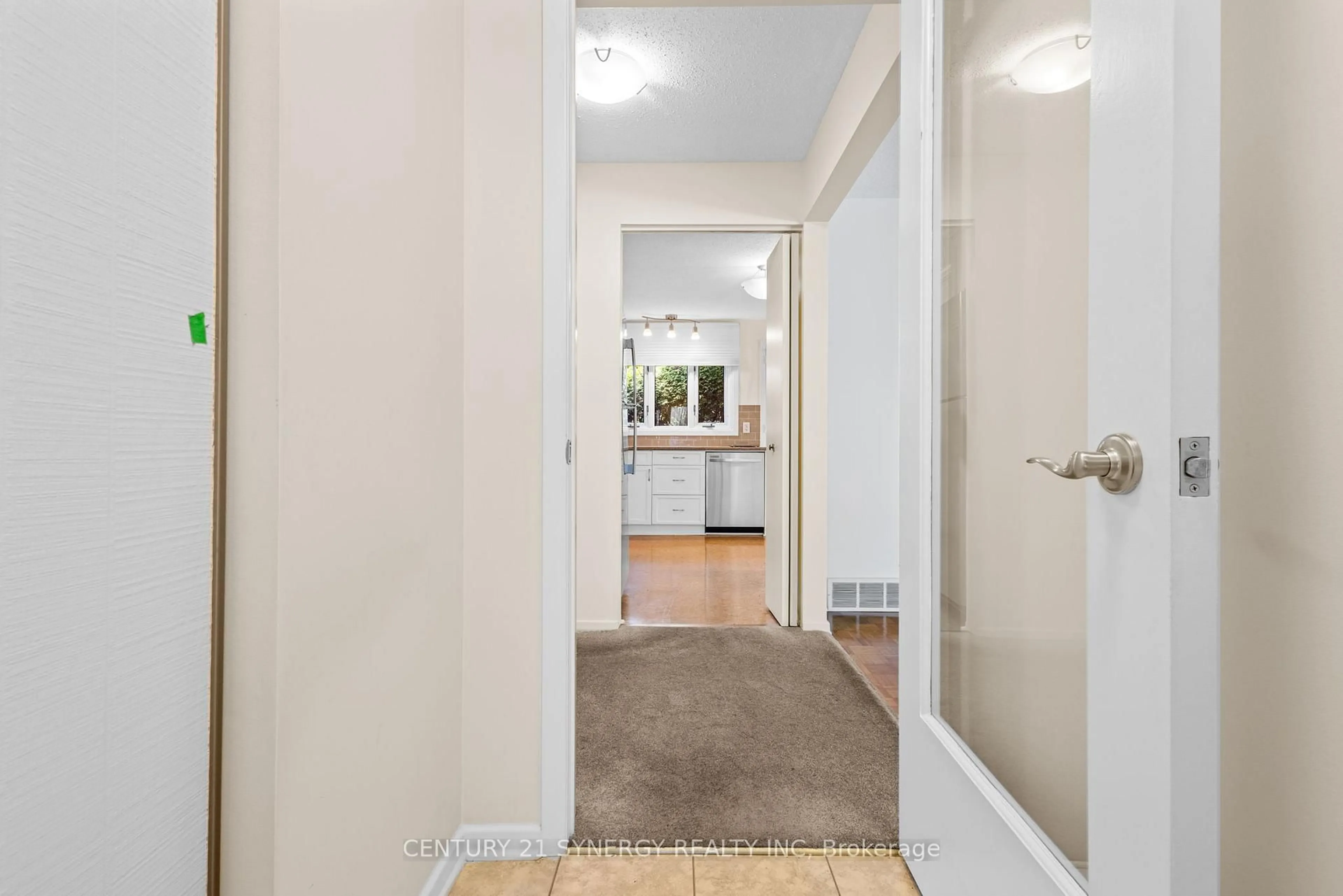 Indoor entryway for 2018 Deerhurst Crt, Ottawa Ontario K1J 8H1