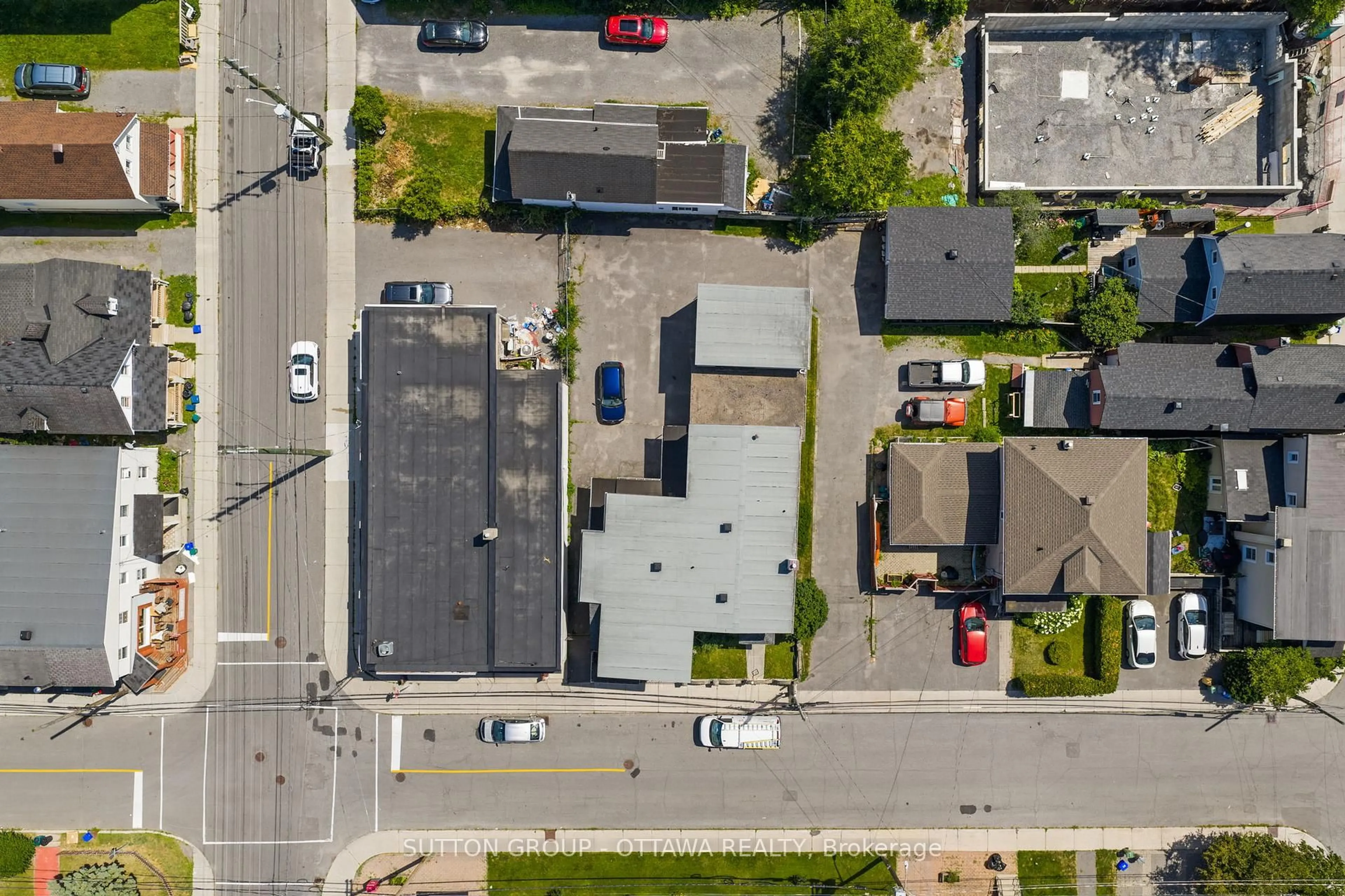A pic from outside/outdoor area/front of a property/back of a property/a pic from drone, street for 64 Lyndale Ave, Ottawa Ontario K1Y 2M8