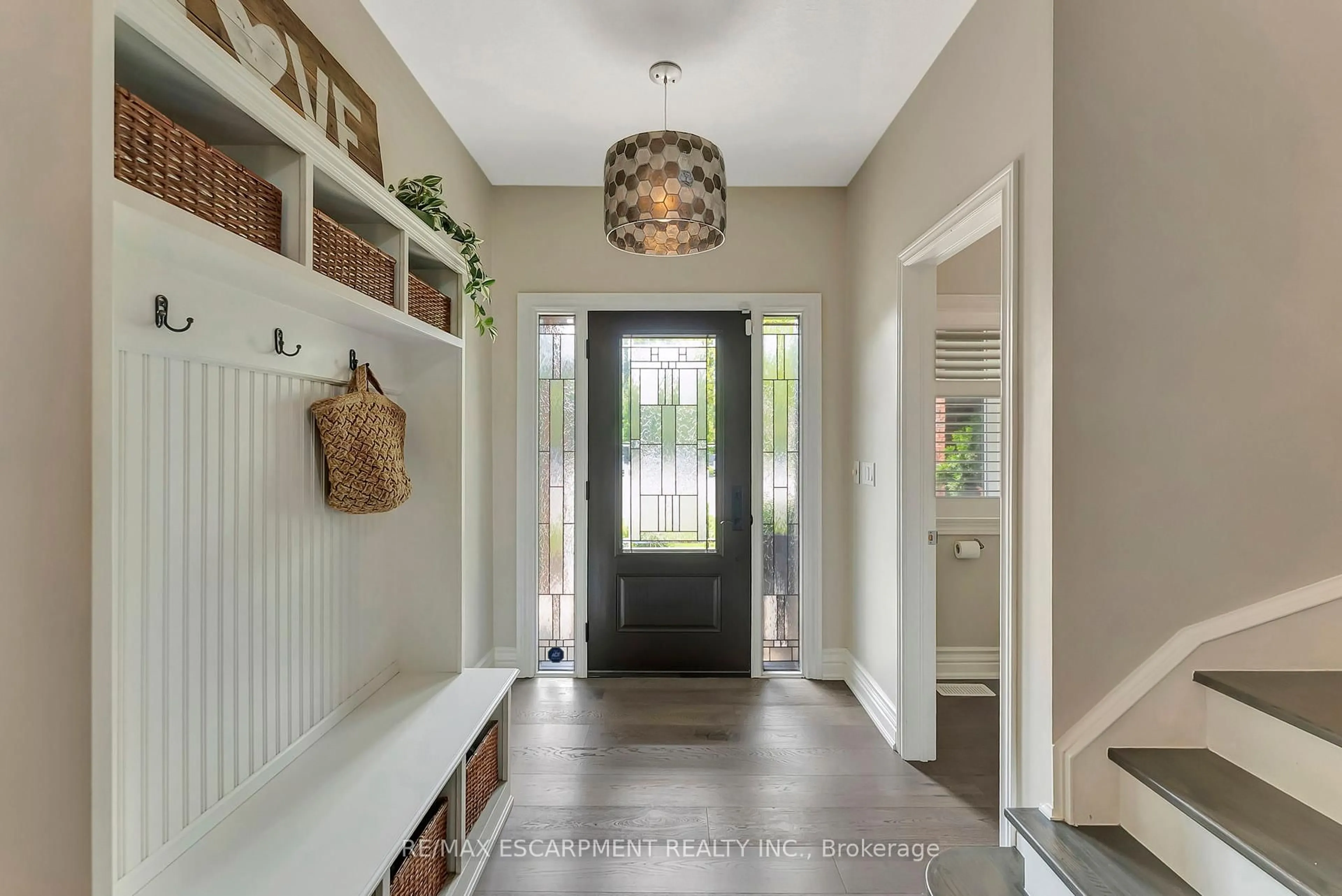 Indoor entryway for 71 Commando Crt, Hamilton Ontario L0R 2H6