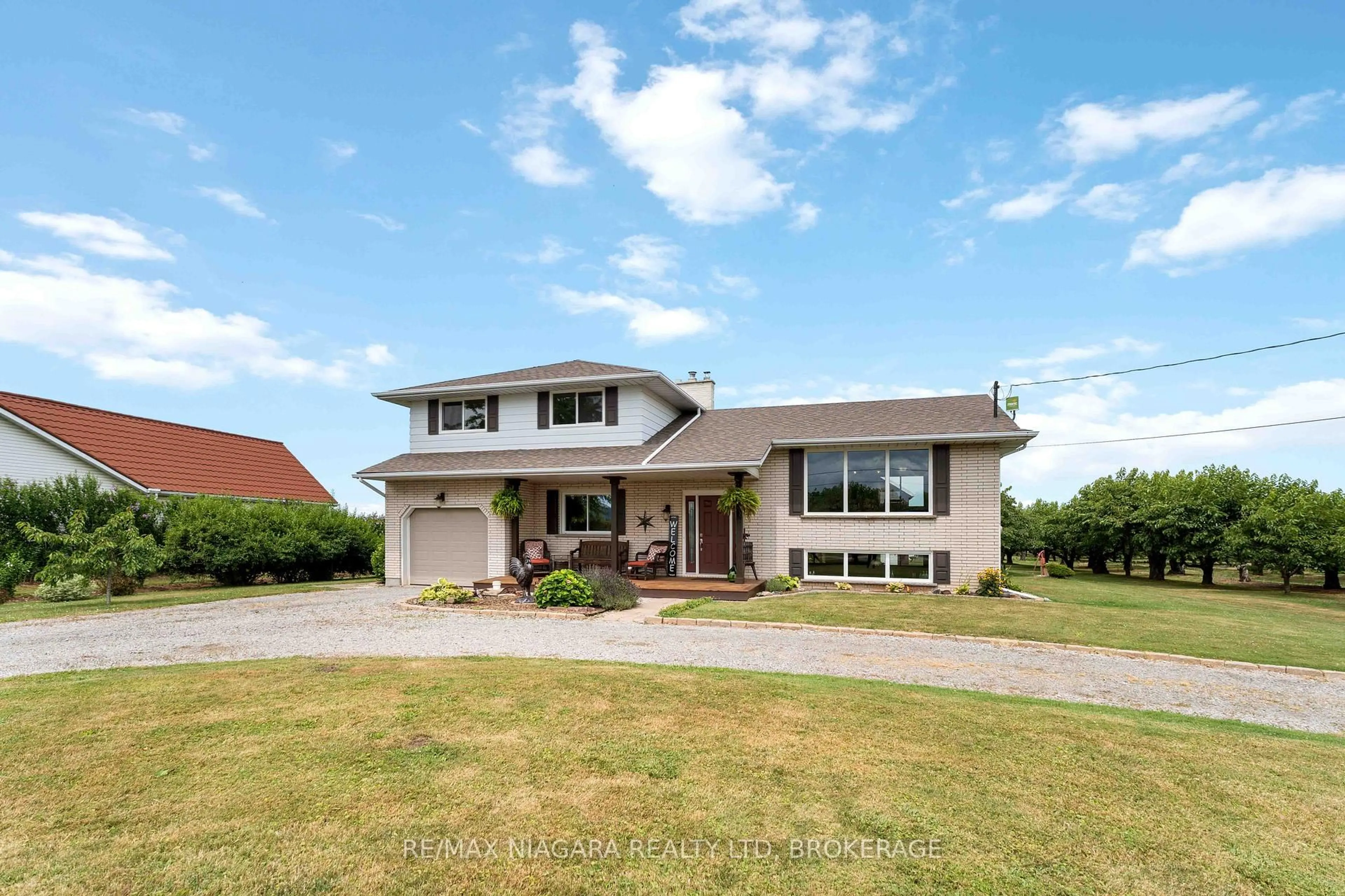 Home with vinyl exterior material, unknown for 3761 John St, Lincoln Ontario L0R 1B1
